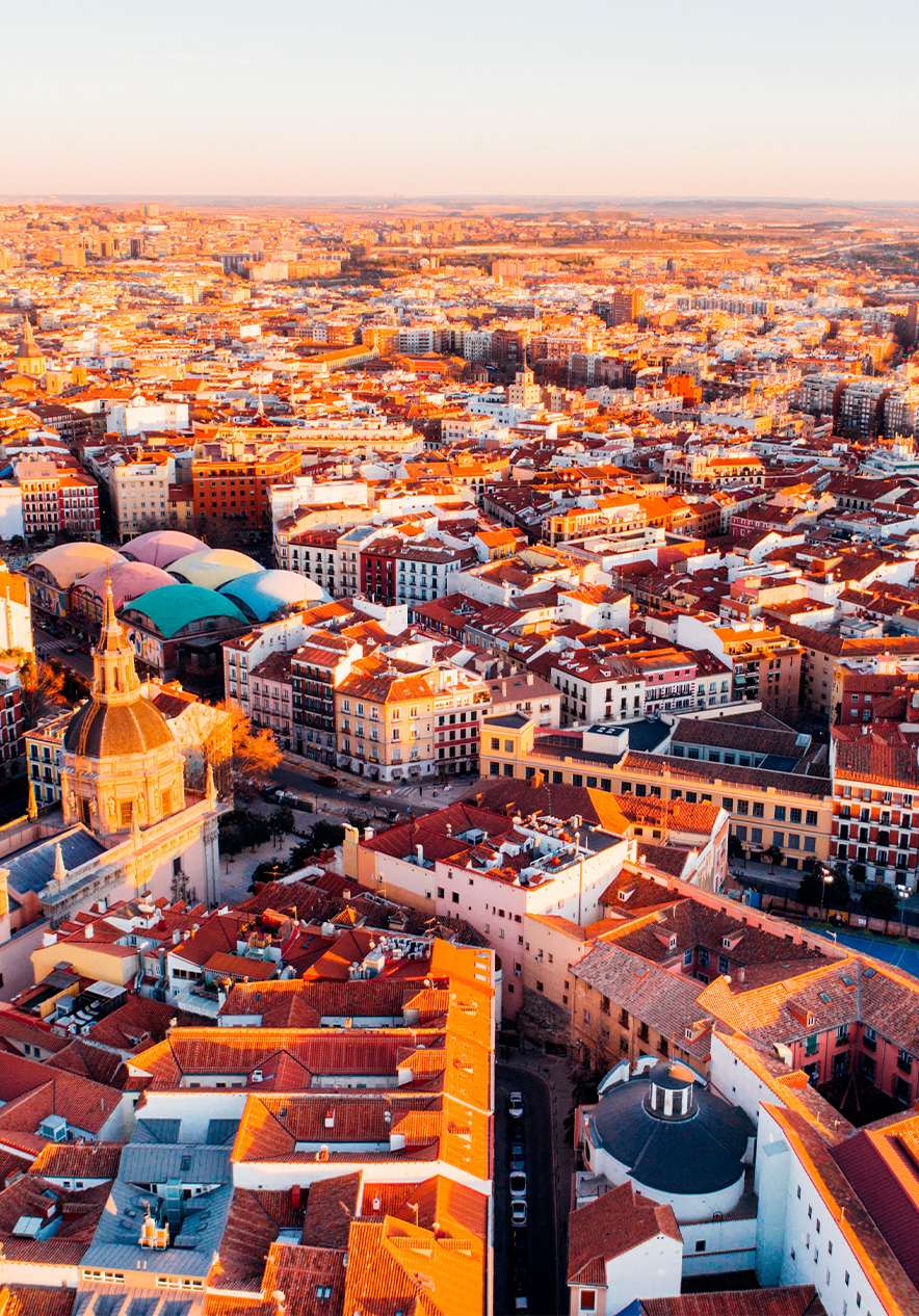 Descubra España y explore la belleza de su arquitectura en lugares centrales, la rica cultura y la gastronomía tradicional.