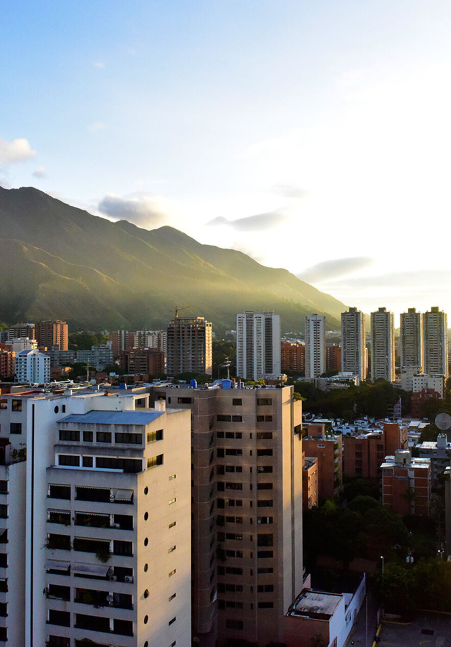 Descubra Venezuela, un país lleno de belleza natural y cultura vibrante, con edificios altos y montañas verdes.