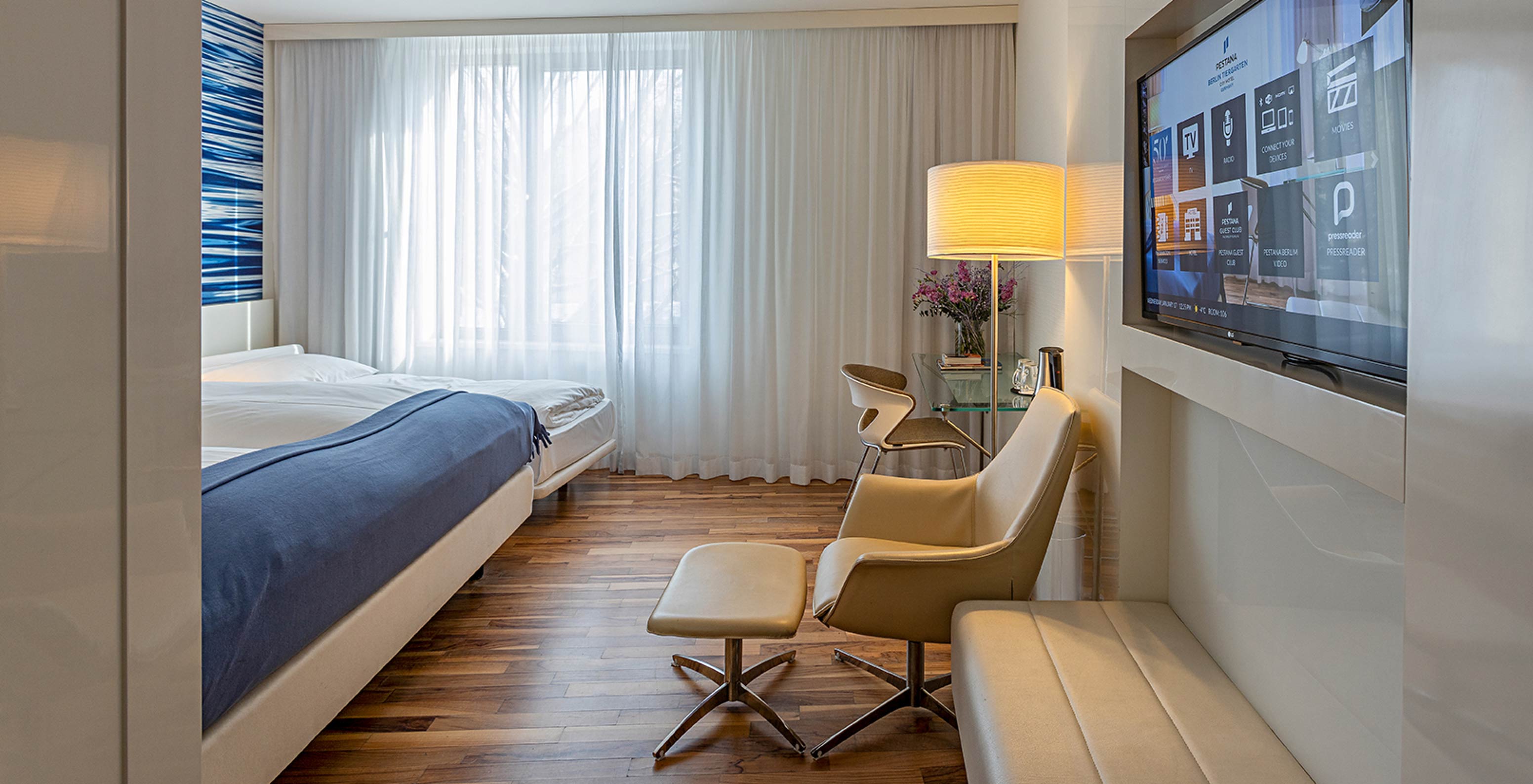 Family Deluxe met bureau, relaxstoel en tv