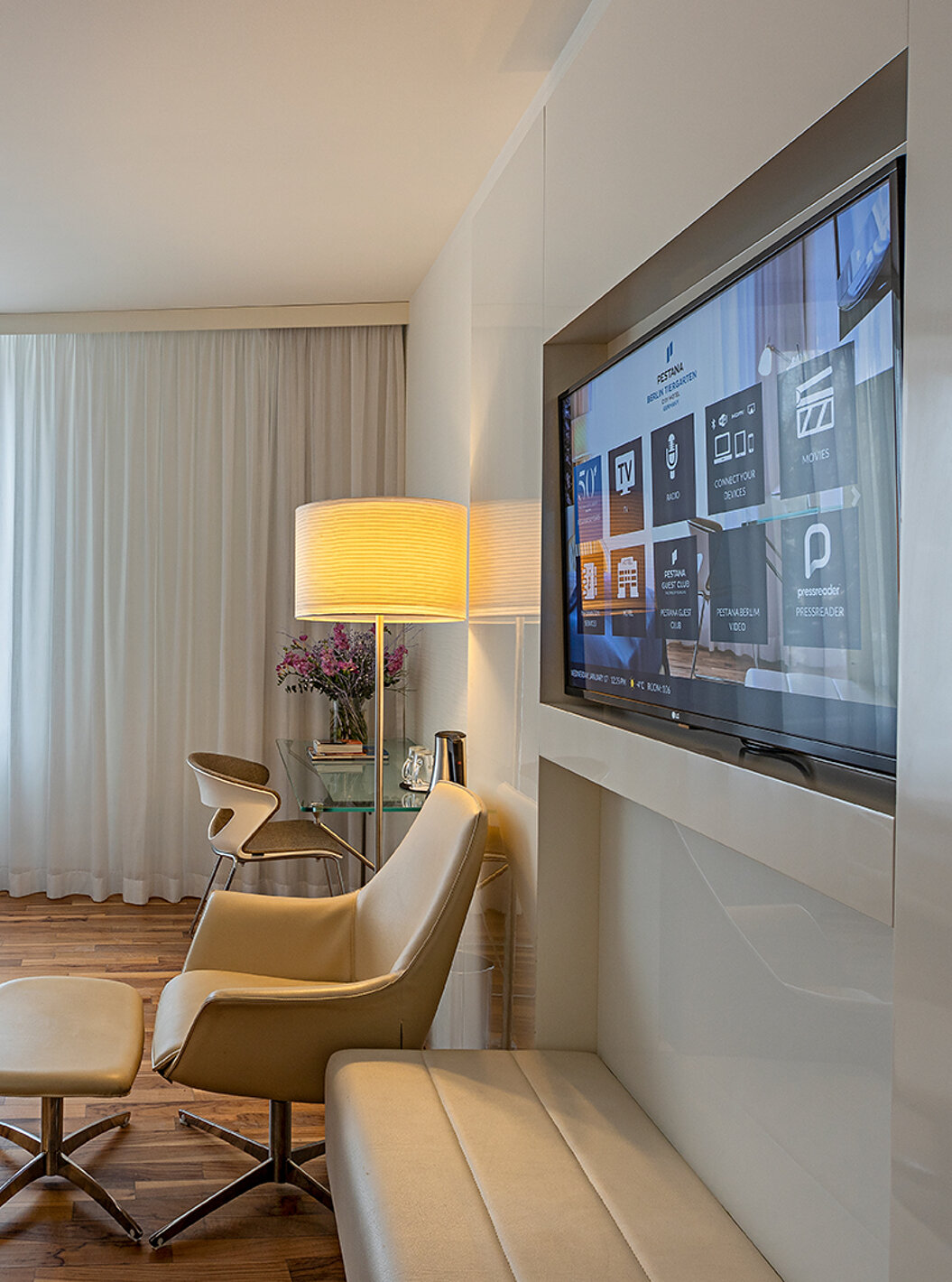 Family Deluxe met bureau, relaxstoel en tv