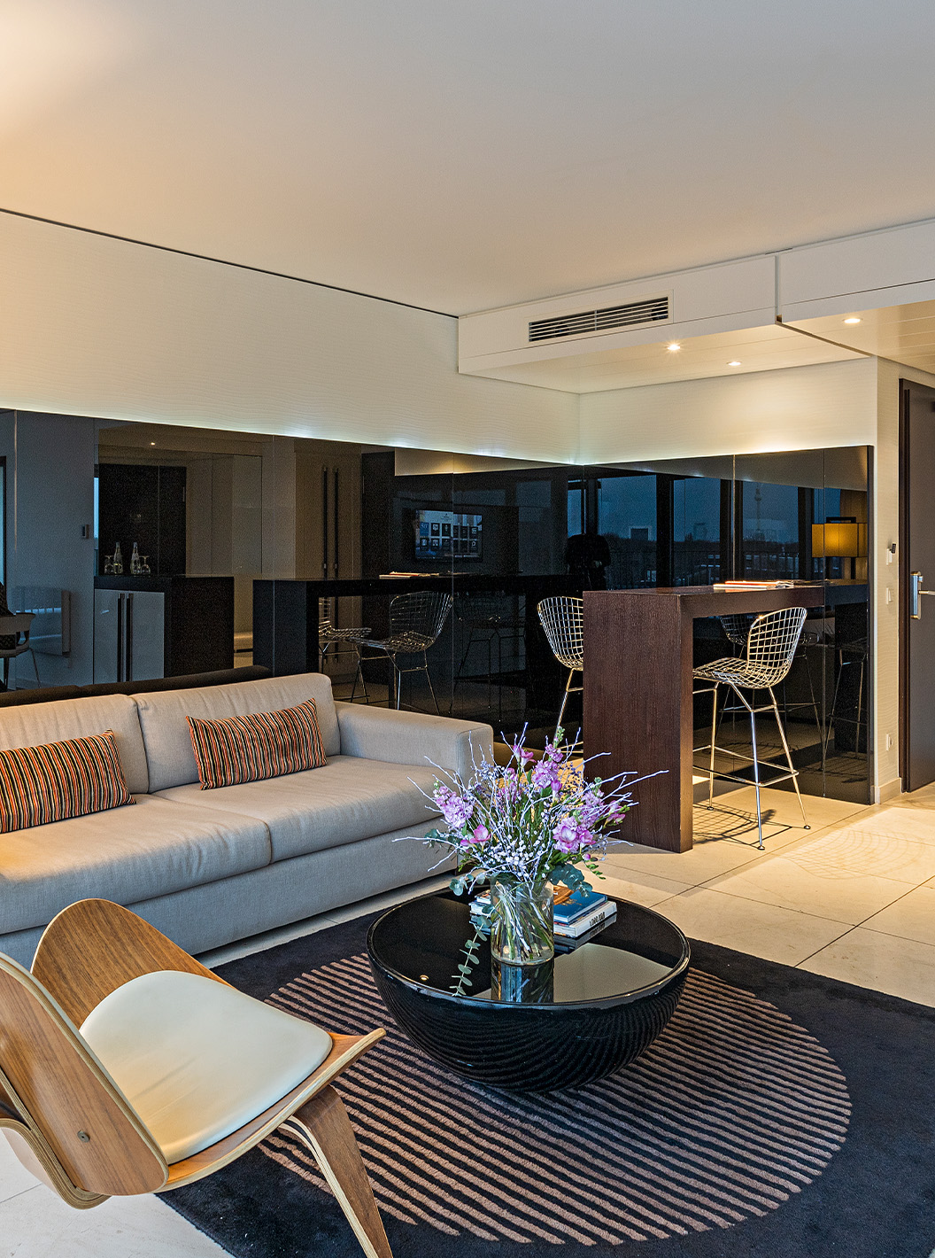 De Panoramic Suite van Pestana Berlin Tiergarten heeft bank met lamp, salontafel en bar met stoelen