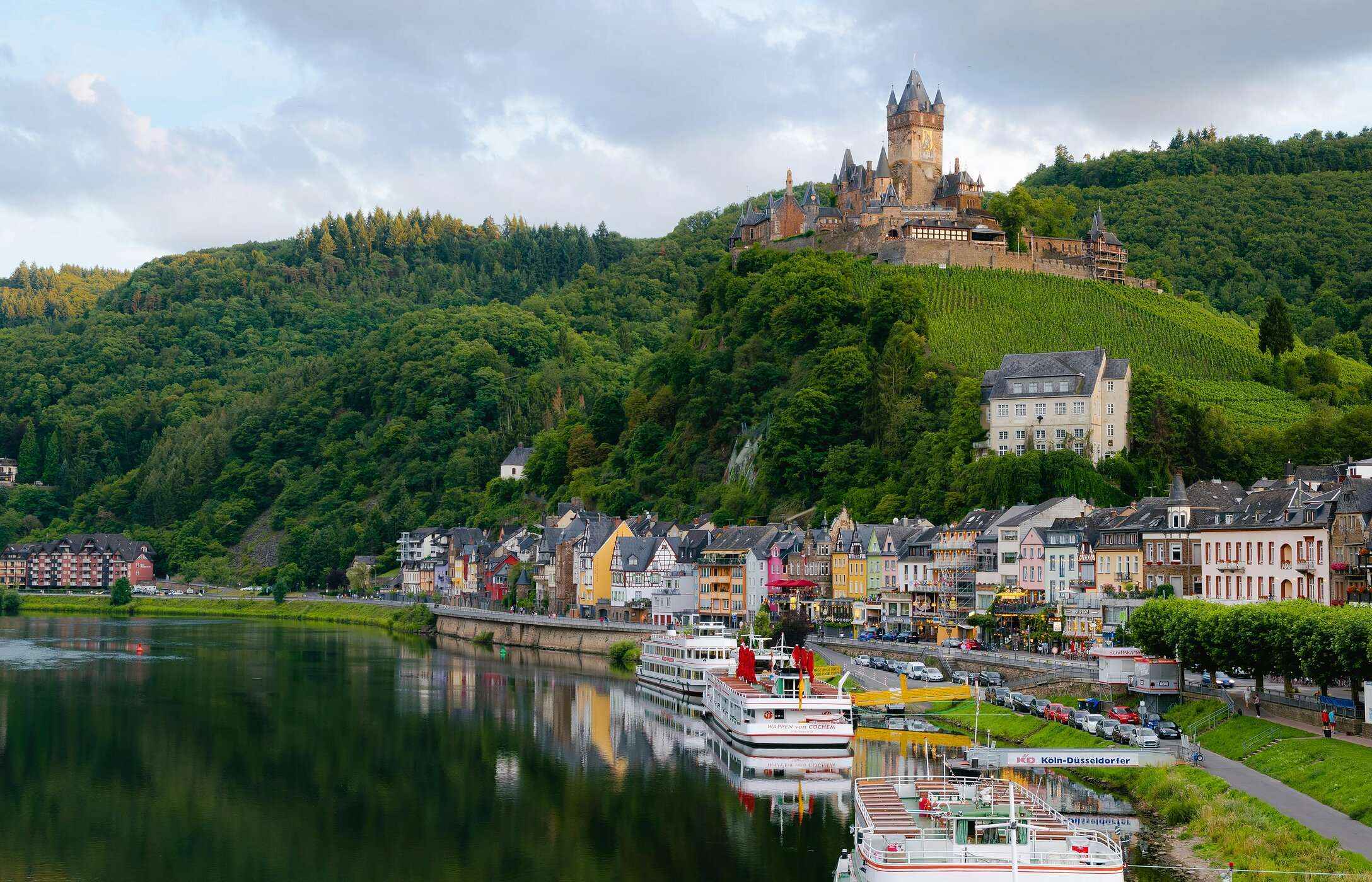 De charmante stad Cochem, Duitsland, met zijn kasteel op de heuvel en kleurrijke huizen aan de rivier