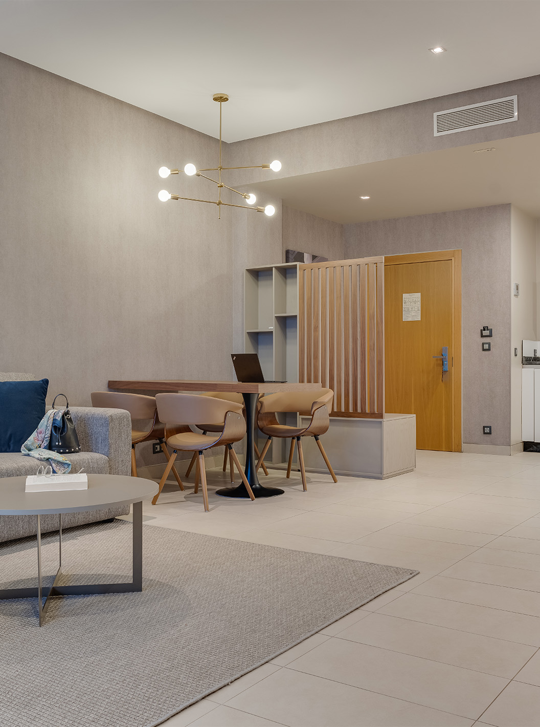 De Premium Familiale Superior Suite van Pestana Casablanca heeft een ruime woonsuite met bank, tv en kitchenette