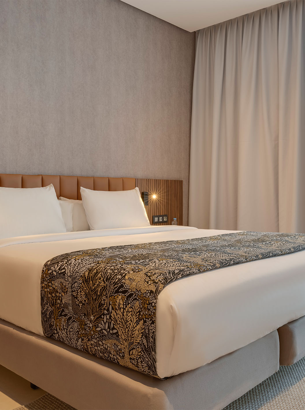 De Familiesuite Premium van Pestana Casablanca heeft een slaapsuite met een tweepersoonsbed en een moderne inrichting.