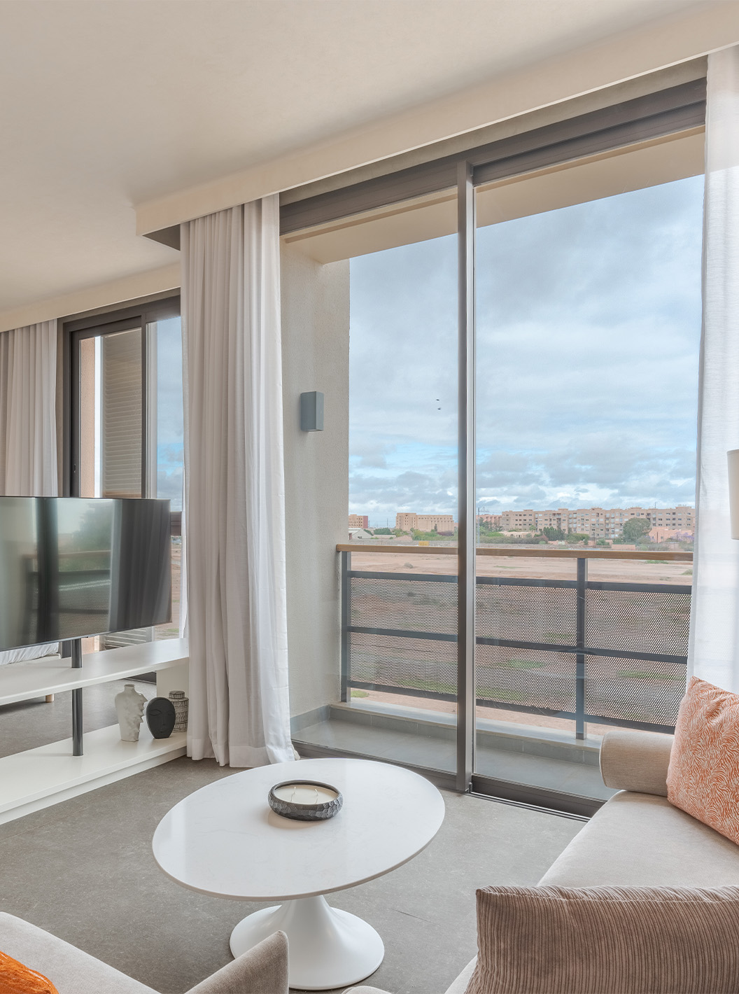 De CR7 Junior Suite van Pestana CR7 Marrakech heeft een balkon en een zithoek in de kamer, met banken en televisie