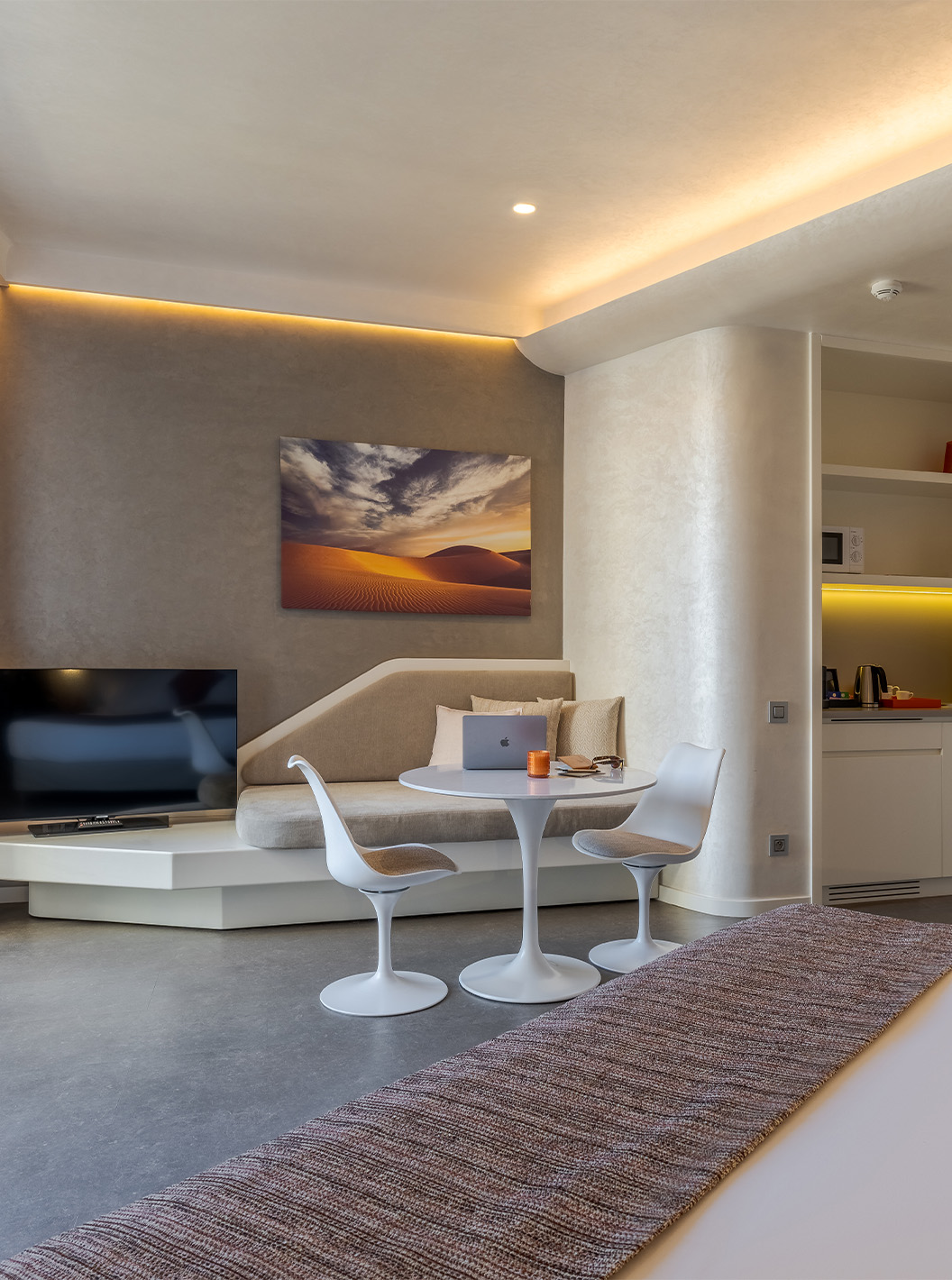 De CR7 Kamer Avenue van Pestana CR7 Marrakech heeft een televisie, een bank ernaast, een tafel en een magnetron