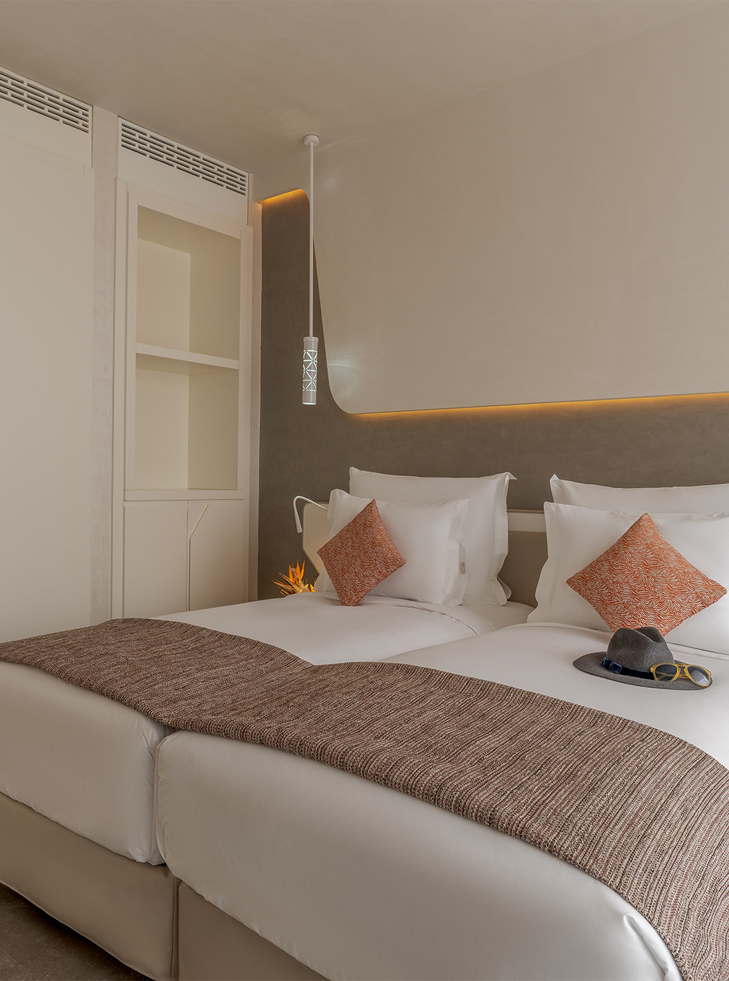 De CR7 Suite Avenue van Pestana CR7 Marrakech heeft een kamer met twee eenpersoonsbedden, nachtkastjes en kasten