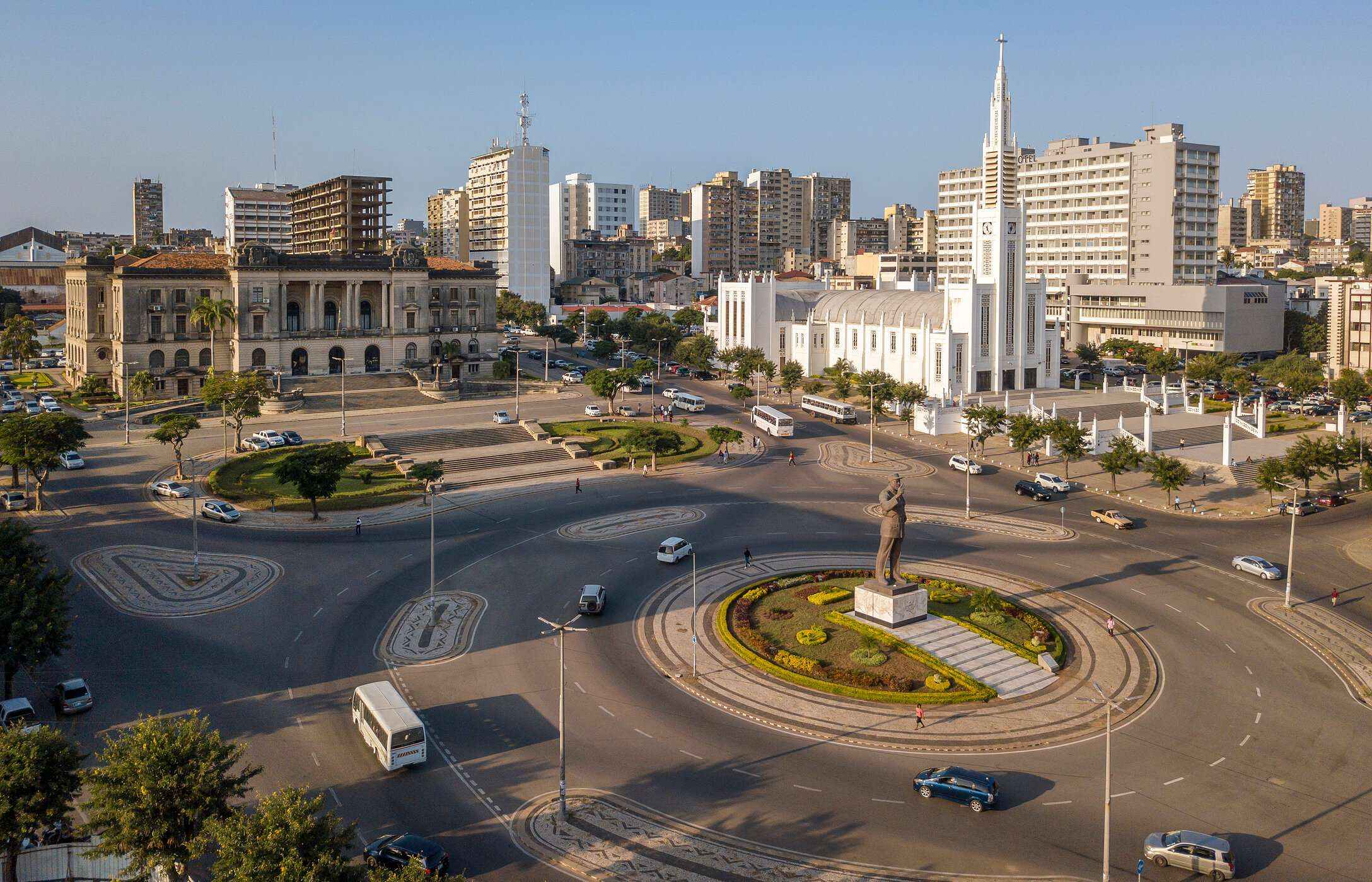 Luchtfoto van het Onafhankelijkheidsplein, in het centrum van Maputo, met verschillende auto's en bussen
