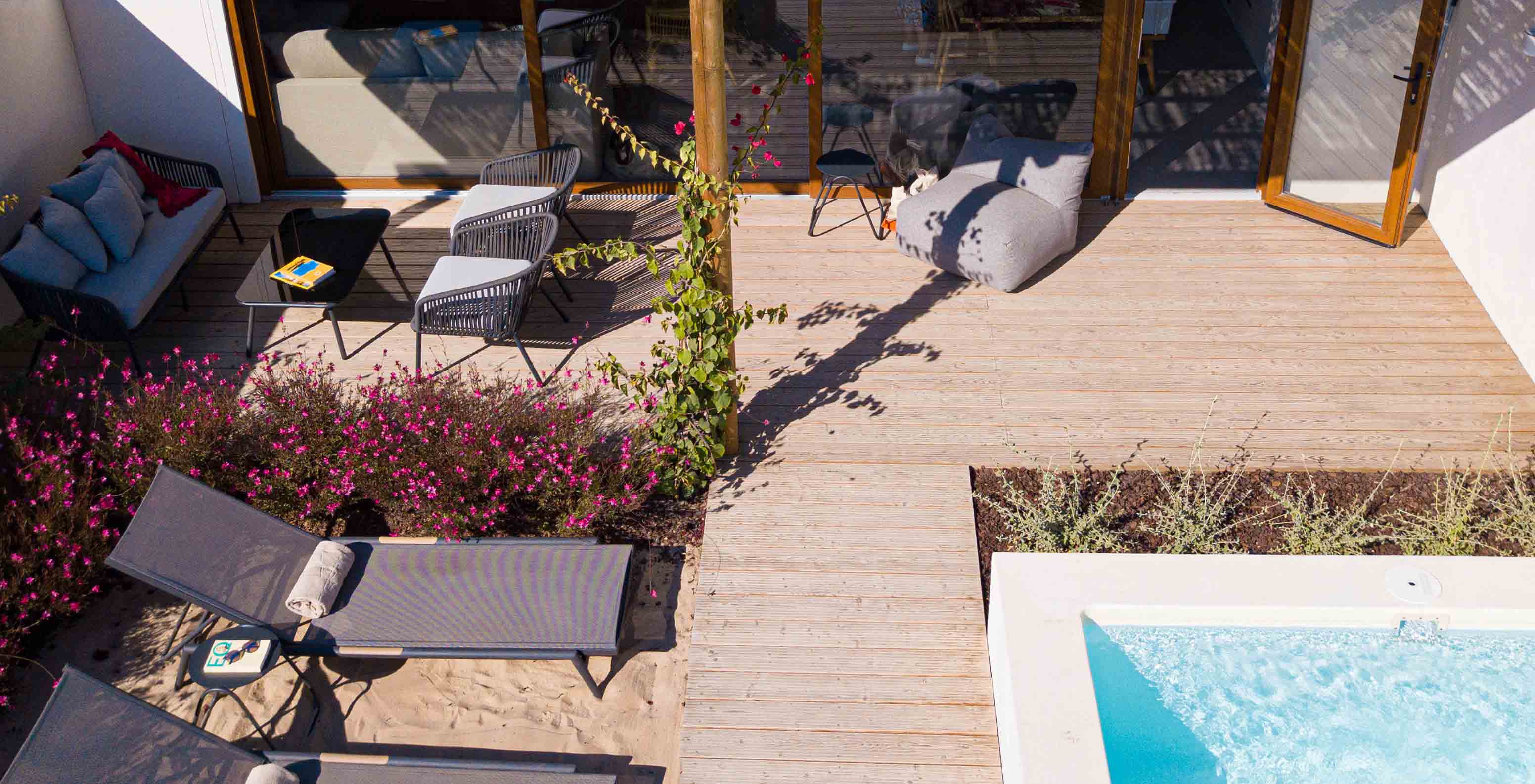 De Standaard Villa bij Pestana Comporta Village Residences heeft een terras met een zwembad, ligstoelen en planten