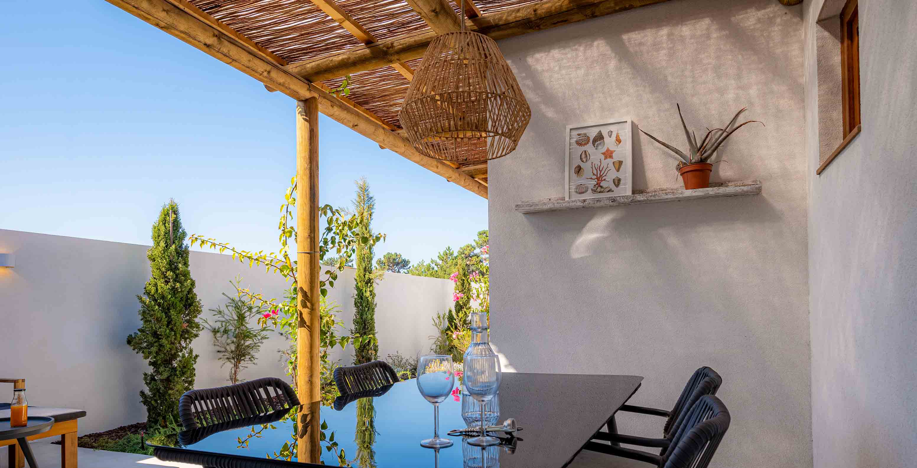 De Standaard Villa bij Pestana Comporta Village Residences heeft een buiteneettafel onder een pergola