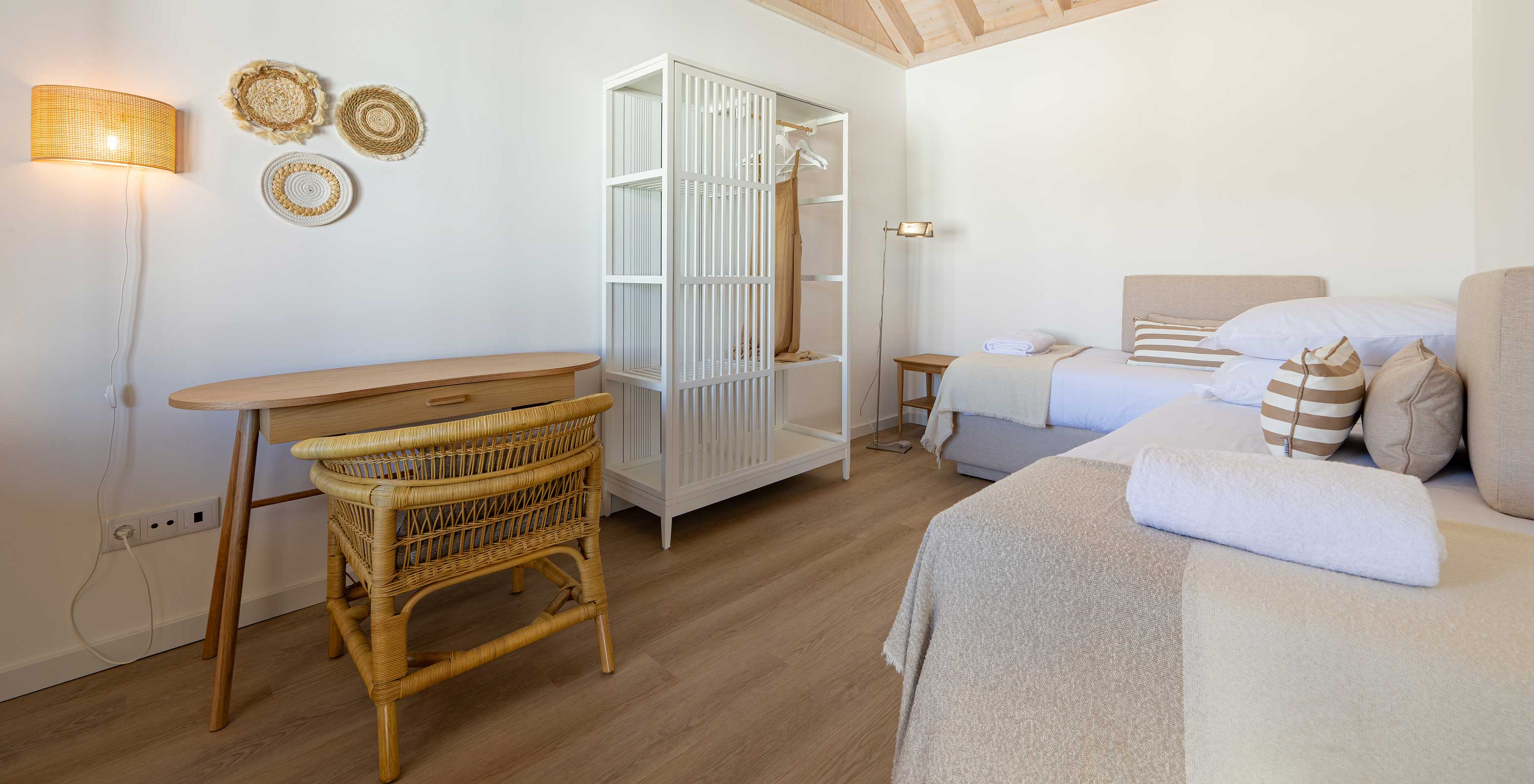 De Standaard Villa bij Pestana Comporta Village Residences heeft een slaapkamer met een bed, een tafel en een rieten stoel