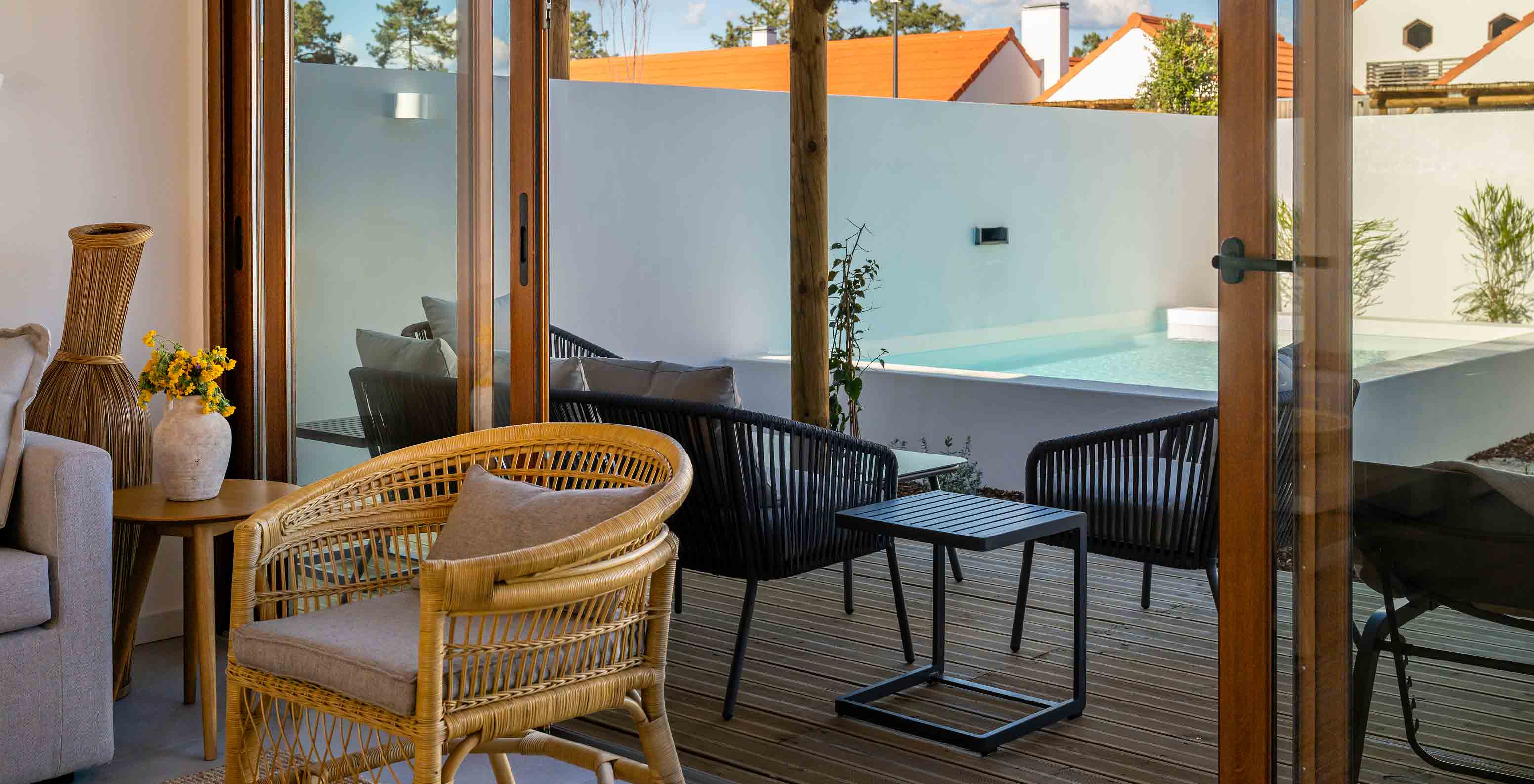 De Superieure Villa bij Pestana Comporta Village Residences heeft een terras met een zwembad, stoelen en een buitentafel
