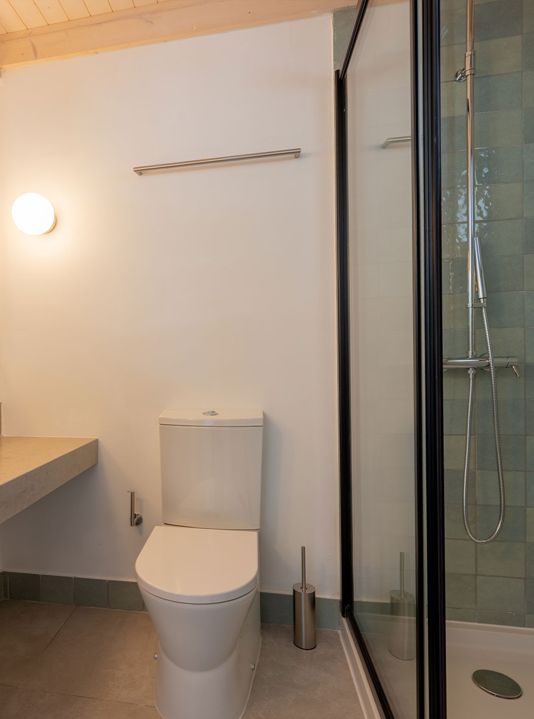 De Standaard Villa (2 volwassenen) bij Pestana Comporta Village Residences heeft een badkamer met een wastafel, een toilet en een douche