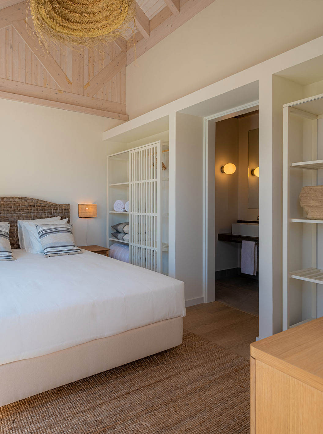 De Standaard Villa bij Pestana Comporta Village Residences heeft een tweepersoonsbed en eenvoudige decoratie