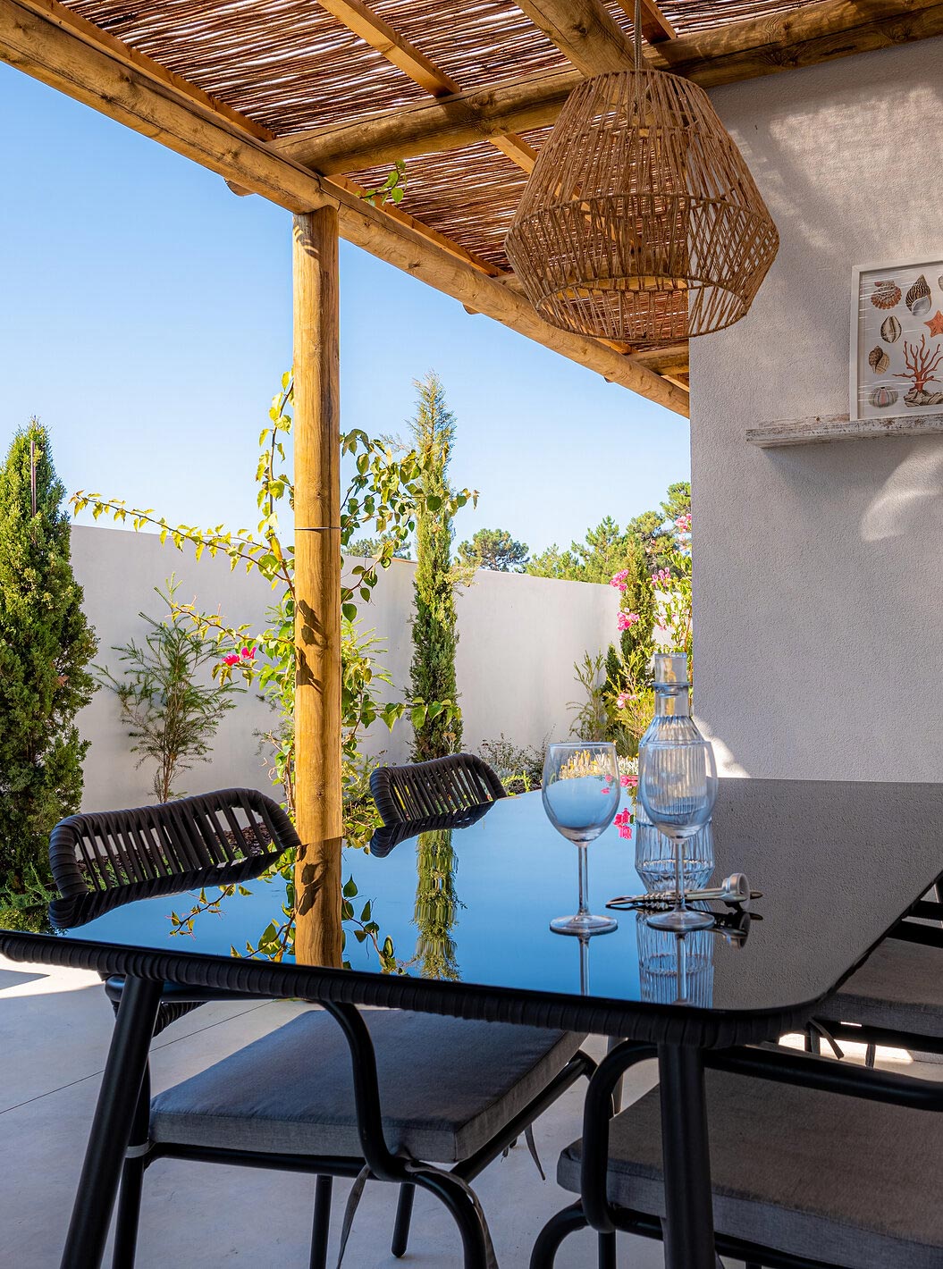 De Standaard Villa bij Pestana Comporta Village Residences heeft een buiteneettafel onder een pergola
