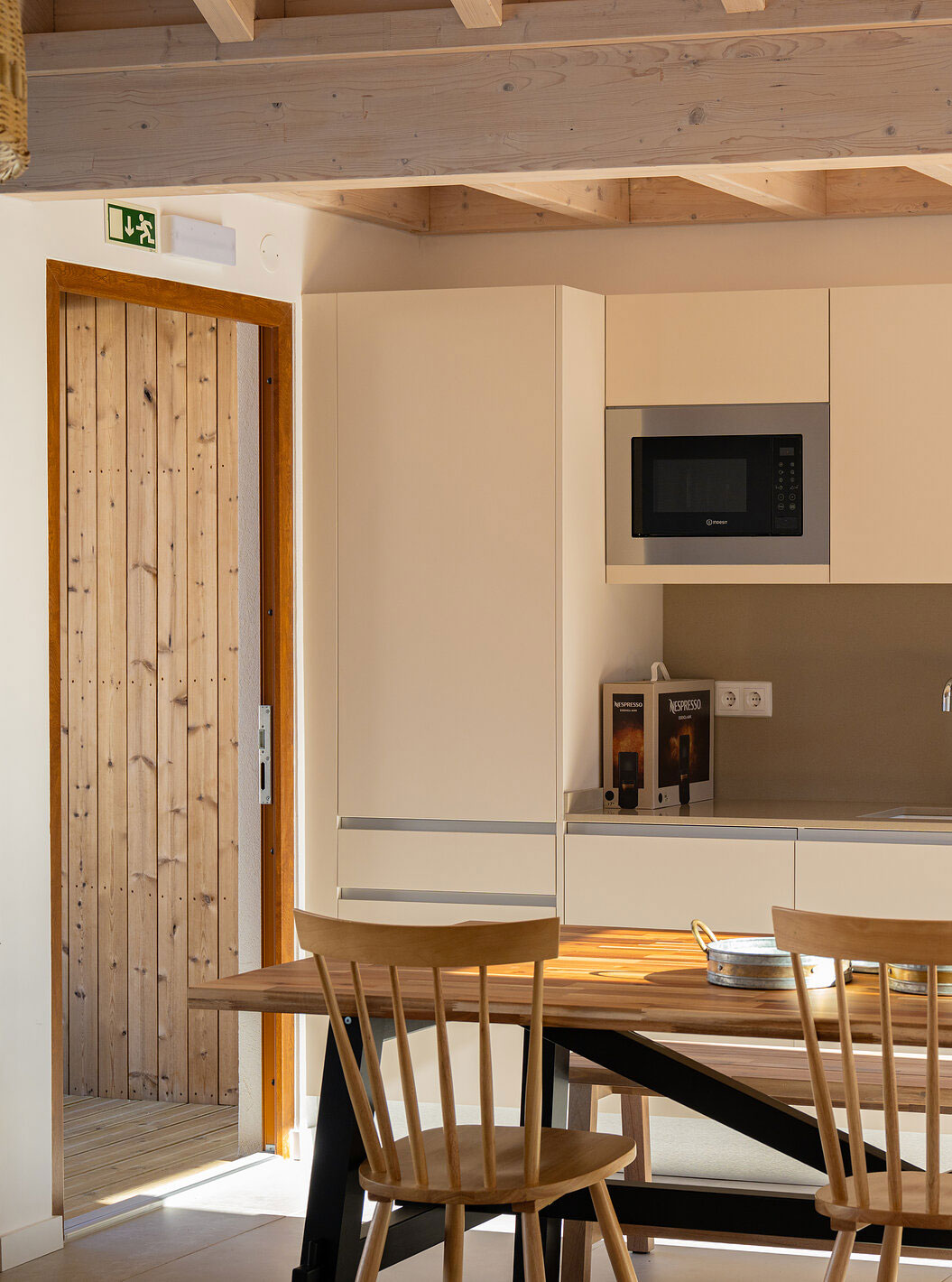 De Superieure Villa bij Pestana Comporta Village Residences heeft een moderne keuken met een houten tafel en een oven