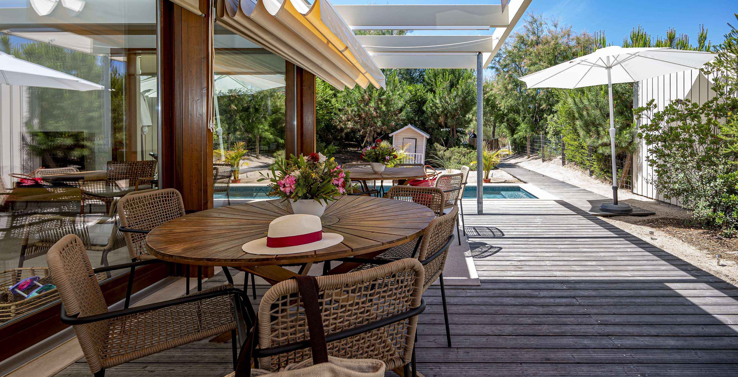 De Aqua Villa van Pestana Tróia Eco Resort heeft een terras met tafels en stoelen om te ontspannen