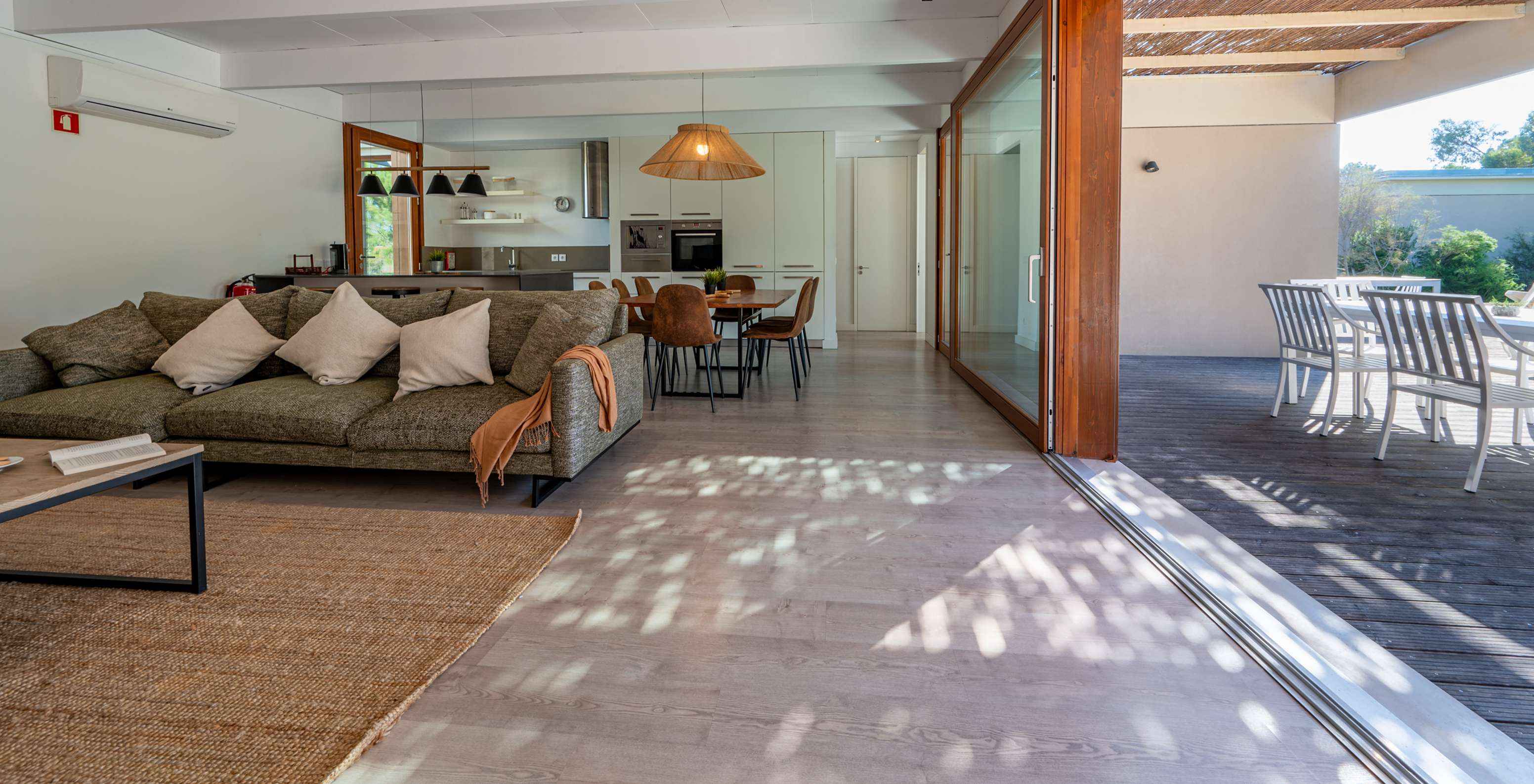 De Beach Villa met Privézwembad van Pestana Tróia Eco Resort heeft een woonkamer verbonden met de keuken en terras