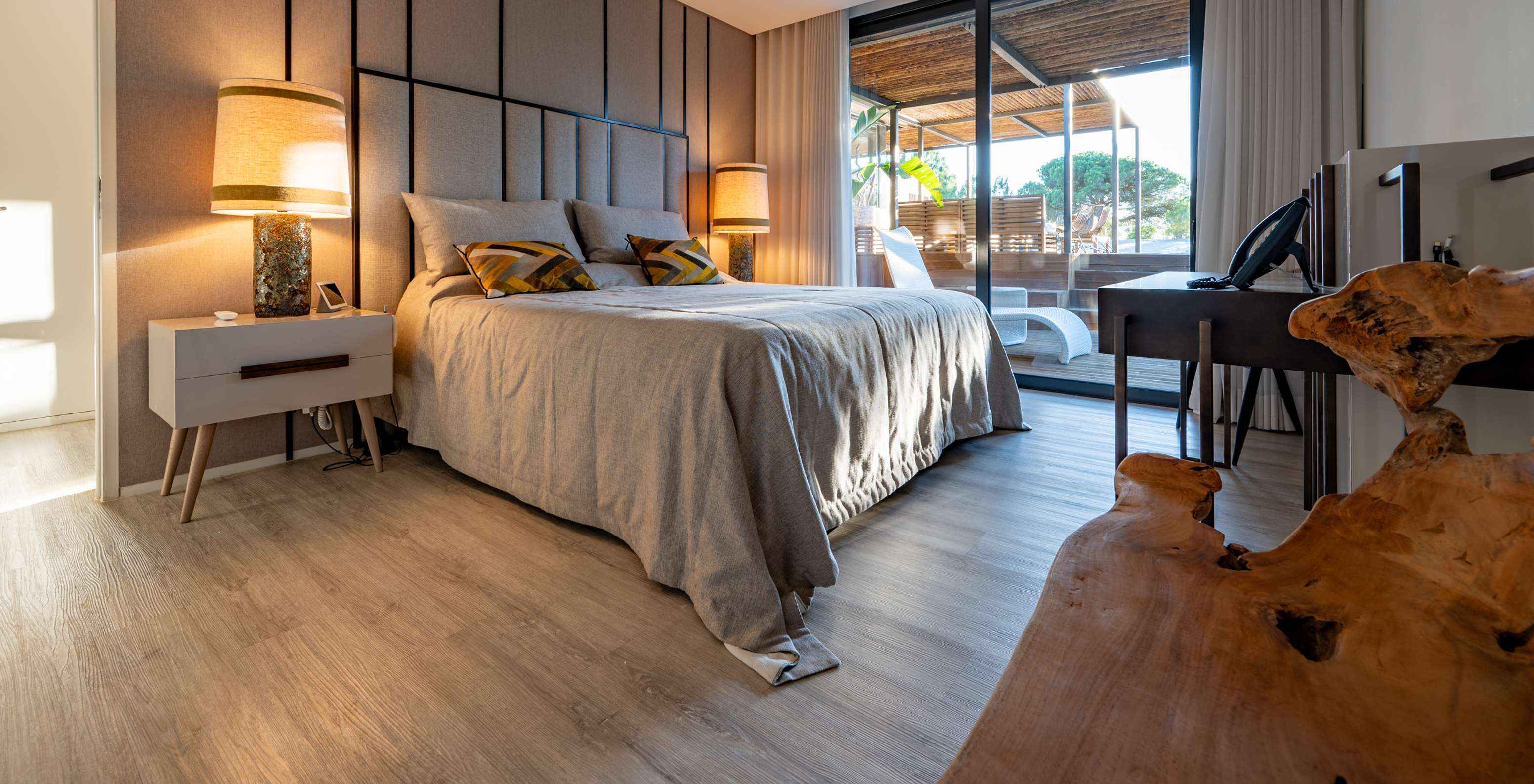 De Exclusieve Villas met Privézwembad van Pestana Tróia Eco Resort hebben een tweepersoonsbed met toegang tot het terras