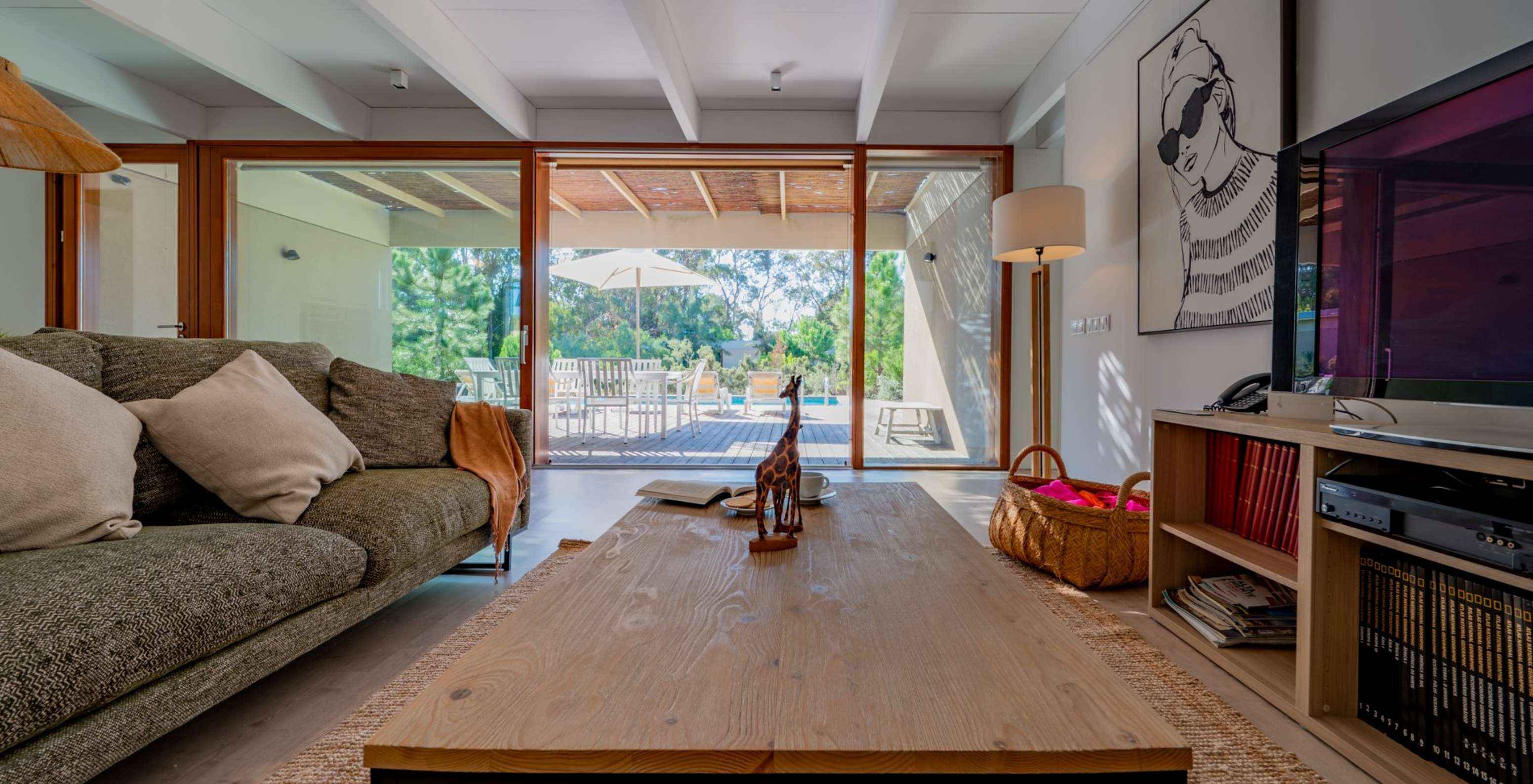 De Villas met 4 Slaapkamers van Pestana Tróia Eco Resort hebben een woonkamer met bank, toegang tot het terras en televisie