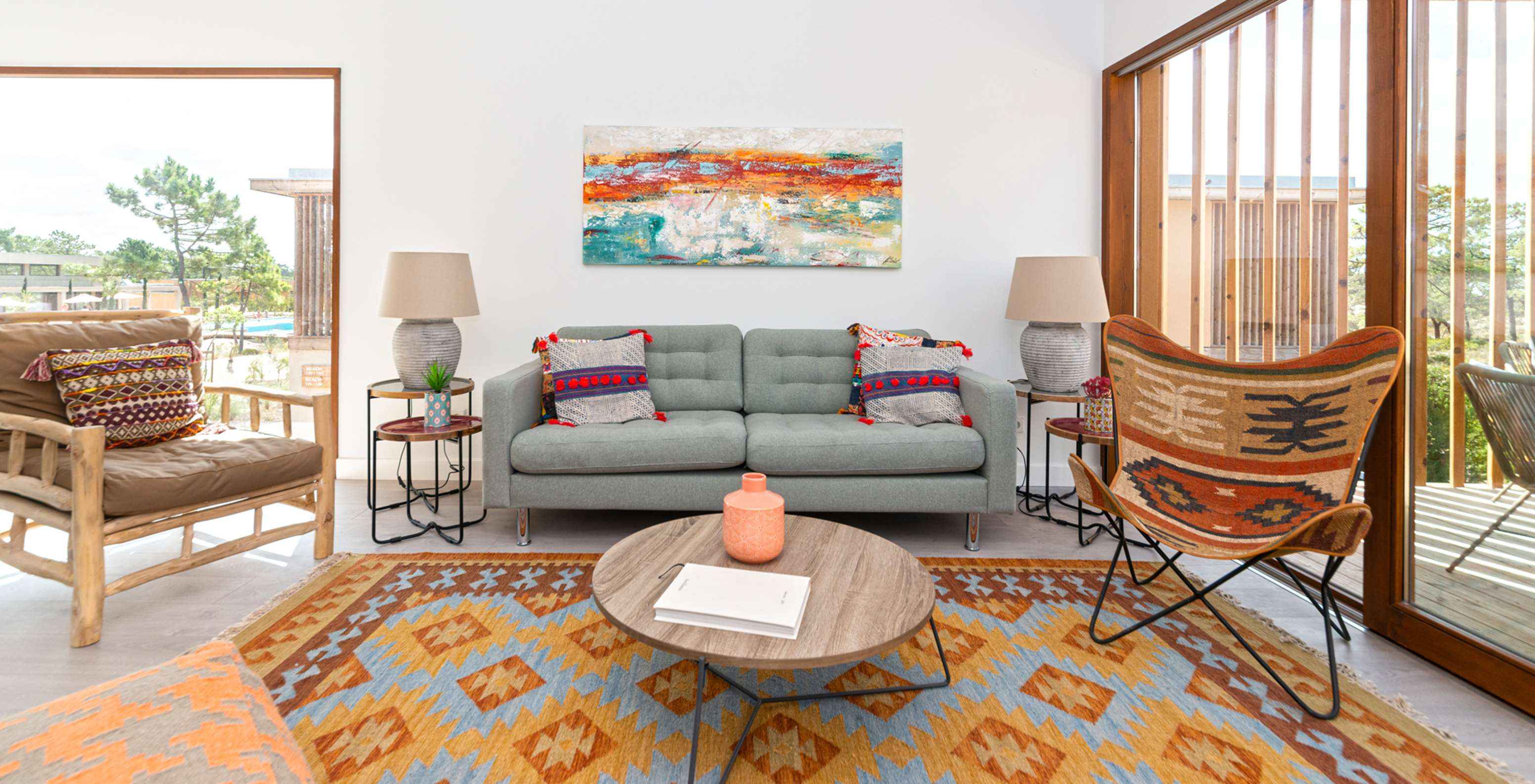 Het Eco Village Appartement 1e Verdieping van Pestana Tróia Eco Resort heeft een bank, verschillende stoelen en een tapijt