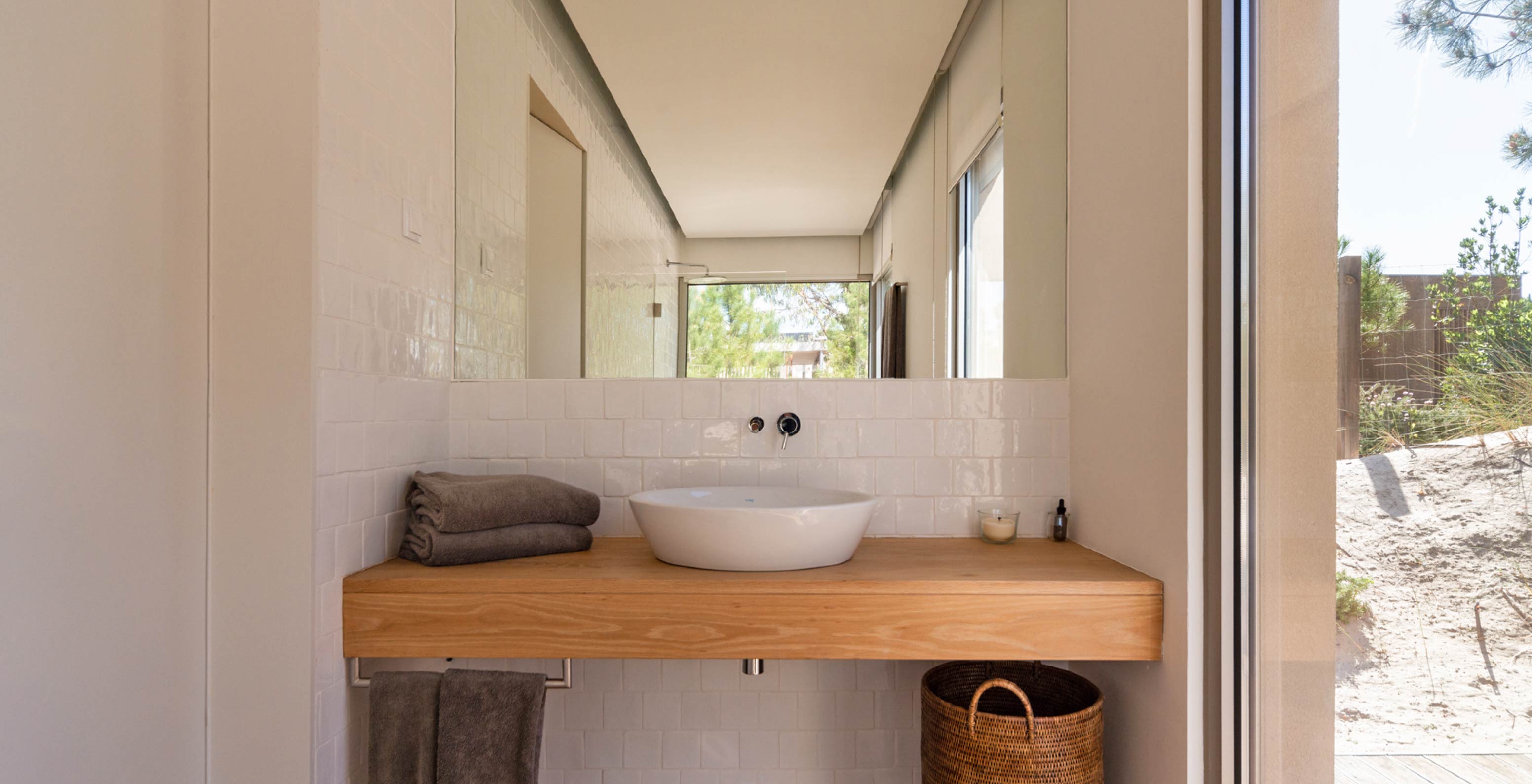 De exclusieve villa met zwembad van Pestana Tróia Eco Resort heeft een badkamer met wastafel, houten aanrecht en spiegel