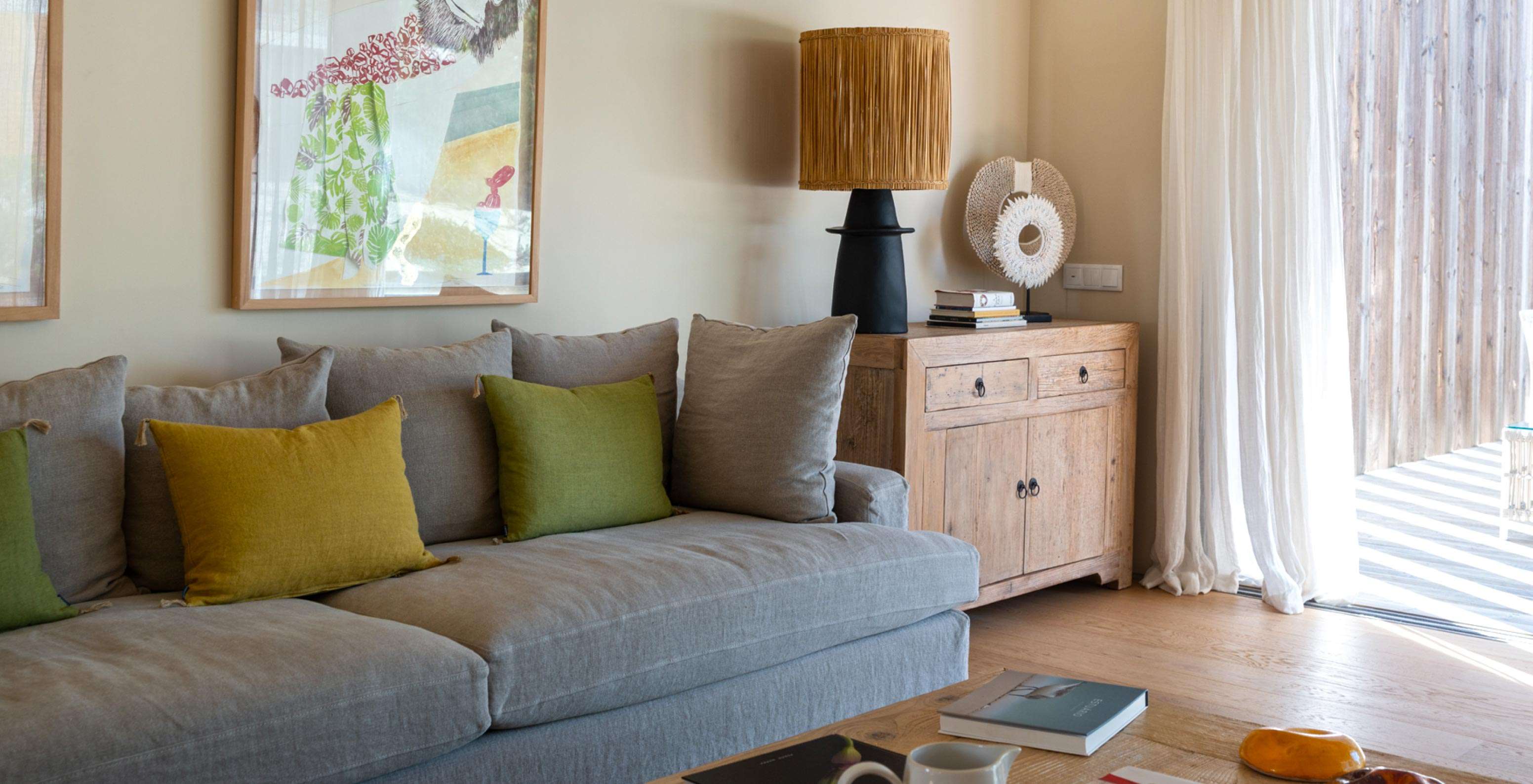 De exclusieve villa met zwembad in het Pestana Tróia Eco Resort heeft een woonkamer met grijze bank en groot raam