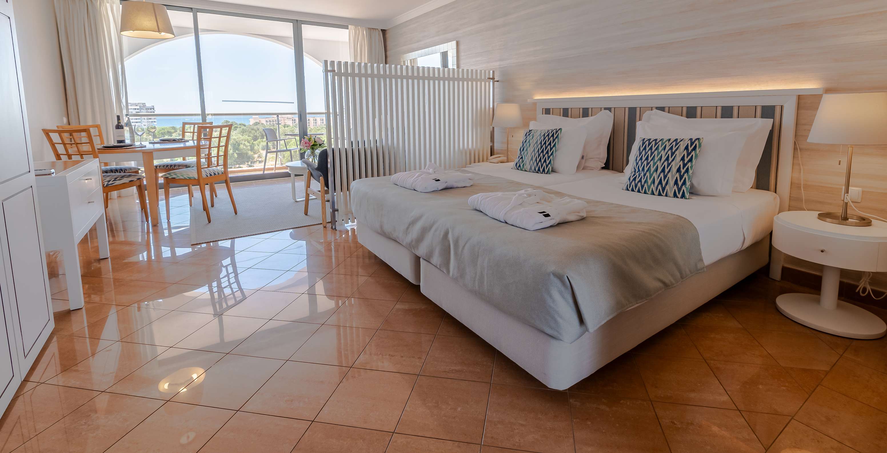 Het T0 - Premium Studio van Pestana Alvor Park heeft een tweepersoonsbed en balkon