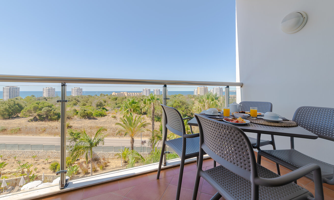 Het T1 - met 1 Kamer Superior van Pestana Alvor Park heeft een balkon met tafel en uitzicht op zee