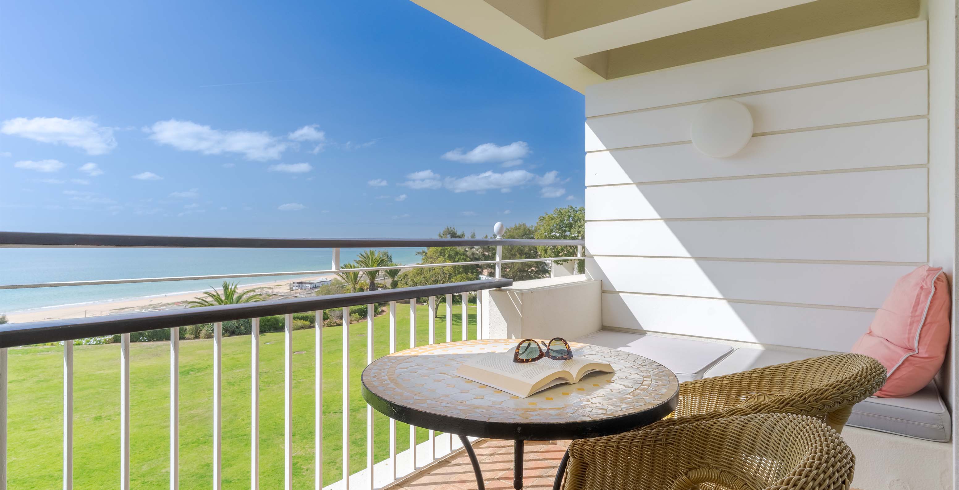 De Deluxe met uitzicht op de zee van Pestana Alvor Praia heeft balkon met stoelen, tafel en bank met uitzicht op de zee