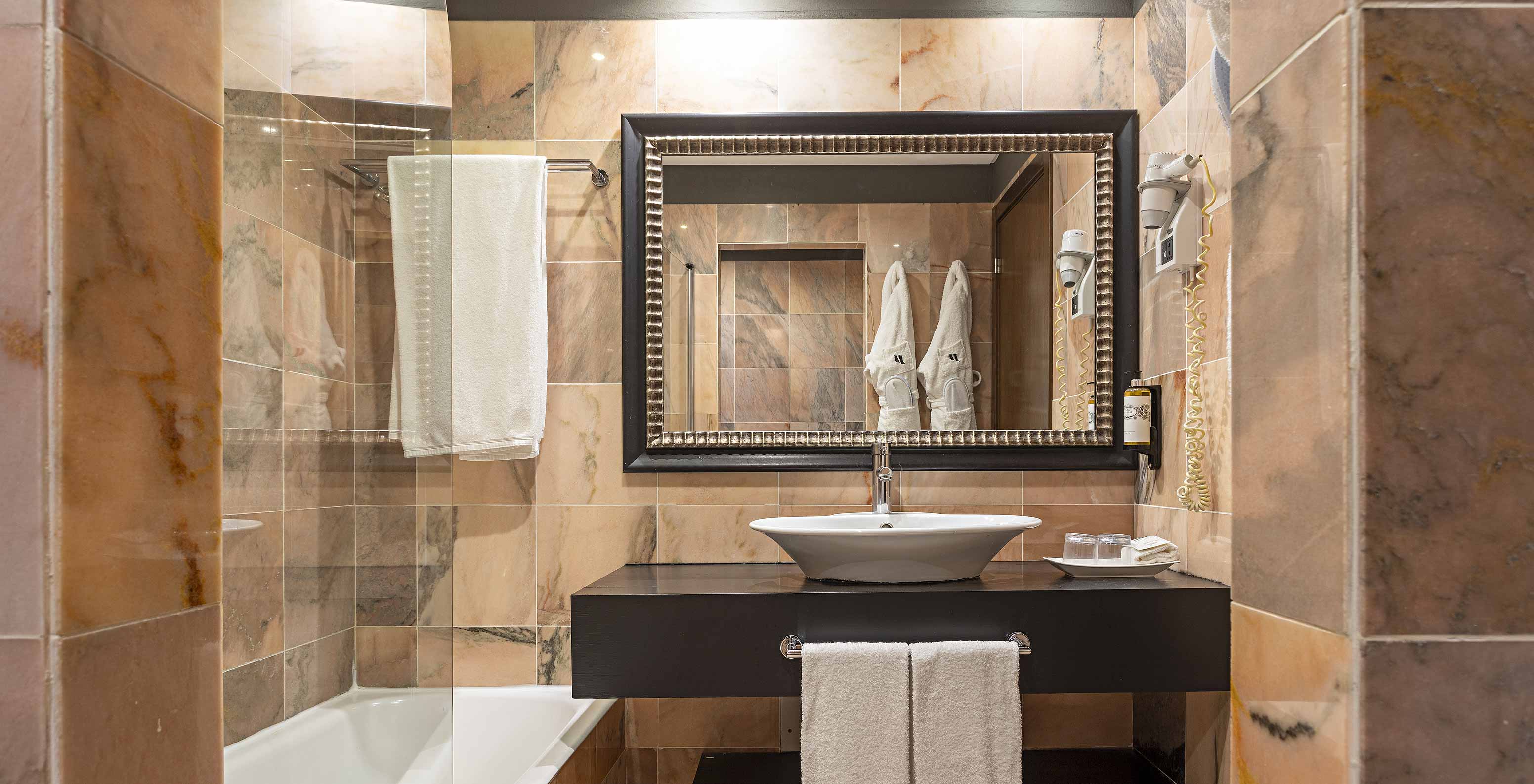 Het Cliff Studio in Pestana Alvor Praia heeft een badkamer met een bad, twee badjassen en een föhn