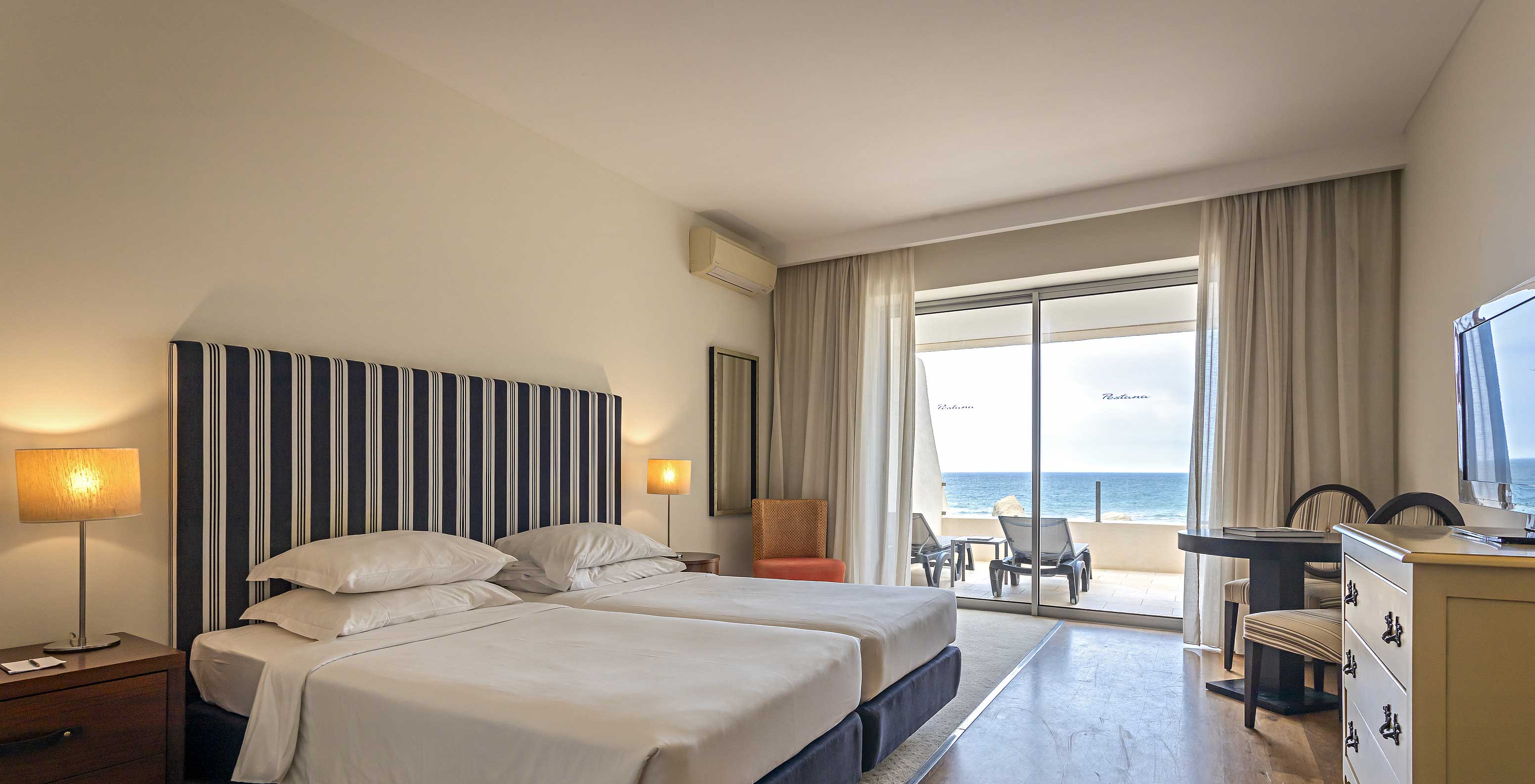 De Cliff Suite T1 bij Pestana Alvor Praia heeft een tweepersoonskamer met een balkon met ligstoelen en uitzicht op zee