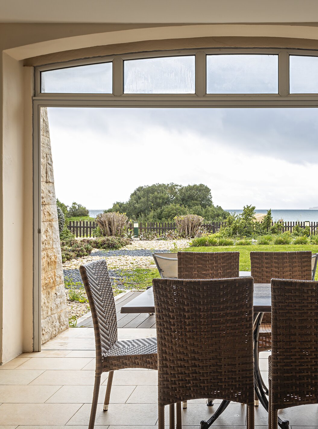 Het Cliff Family in Pestana Alvor Praia heeft een veranda met een tafel en stoelen en een tuin met uitzicht op het strand