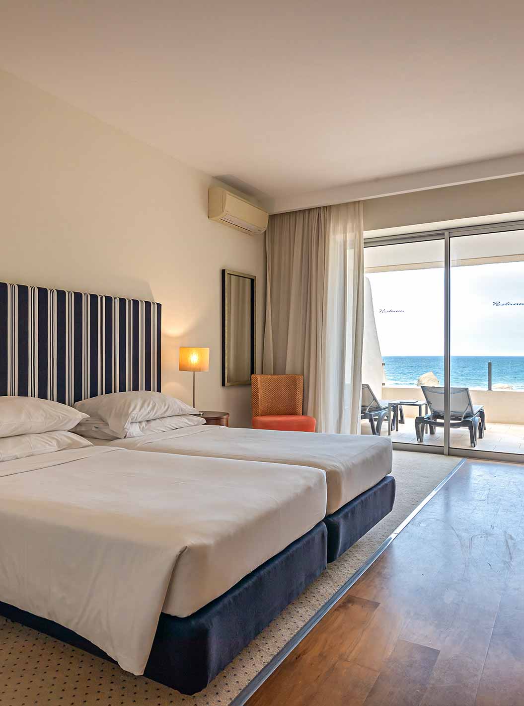 Het Cliff Studio in Pestana Alvor Praia heeft een tweepersoonskamer met een balkon, ligstoelen en uitzicht op zee