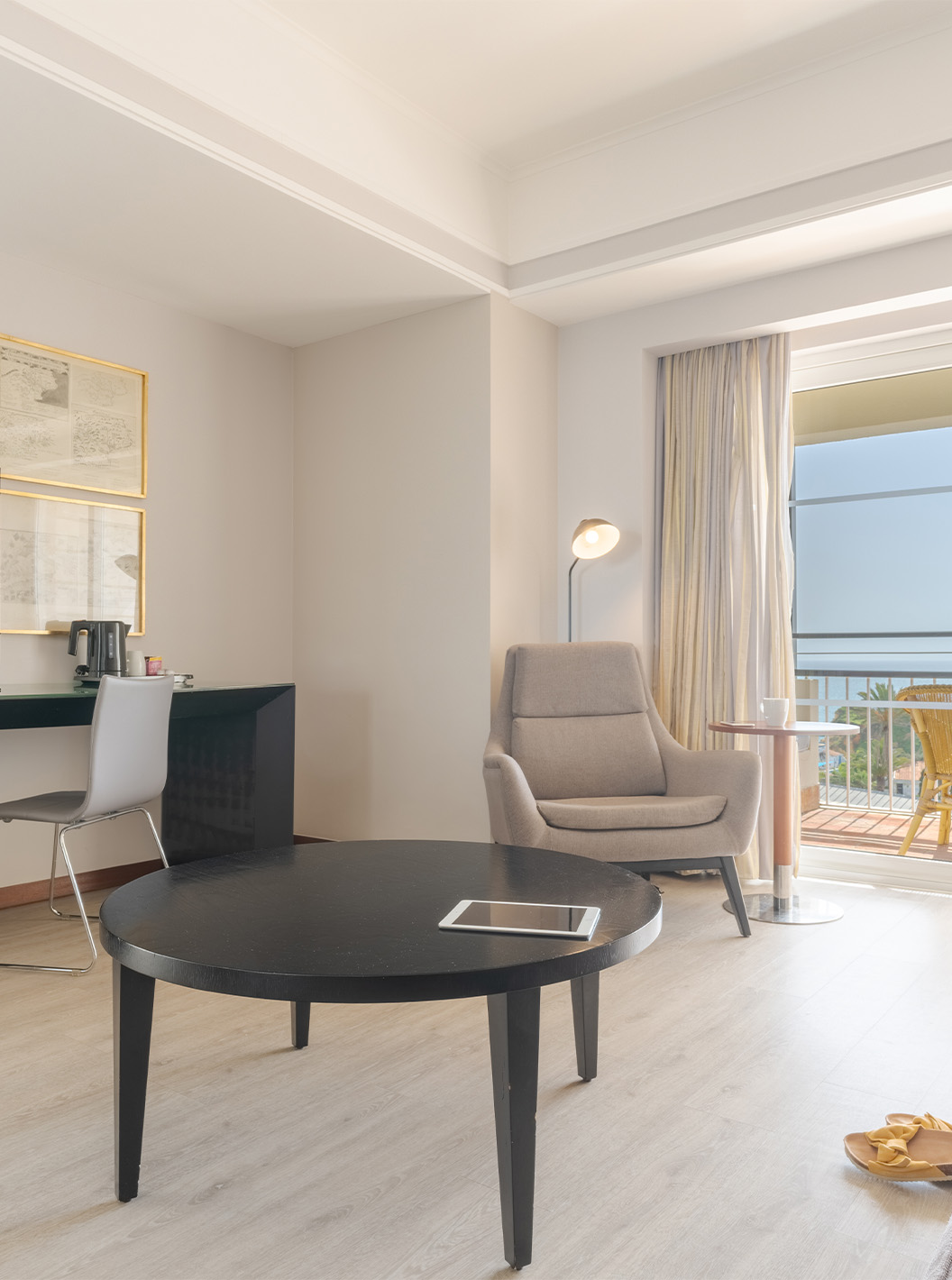 De Suite met uitzicht op de zee van Pestana Alvor Praia heeft bank met salontafel, bureau met televisie en balkon