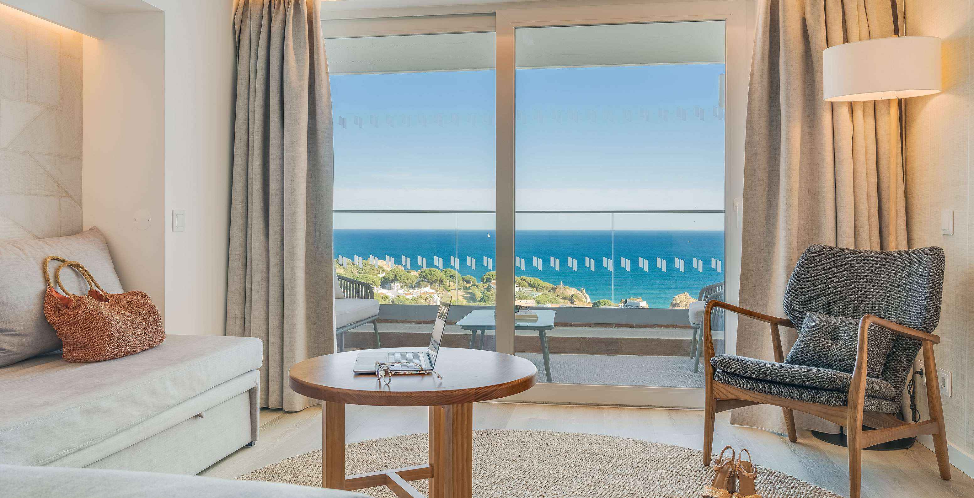 De Klassieke Kamer met Zeezicht van Pestana Blue Alvor Beach heeft balkon met klein tafeltje, twee stoelen en uitzicht op zee