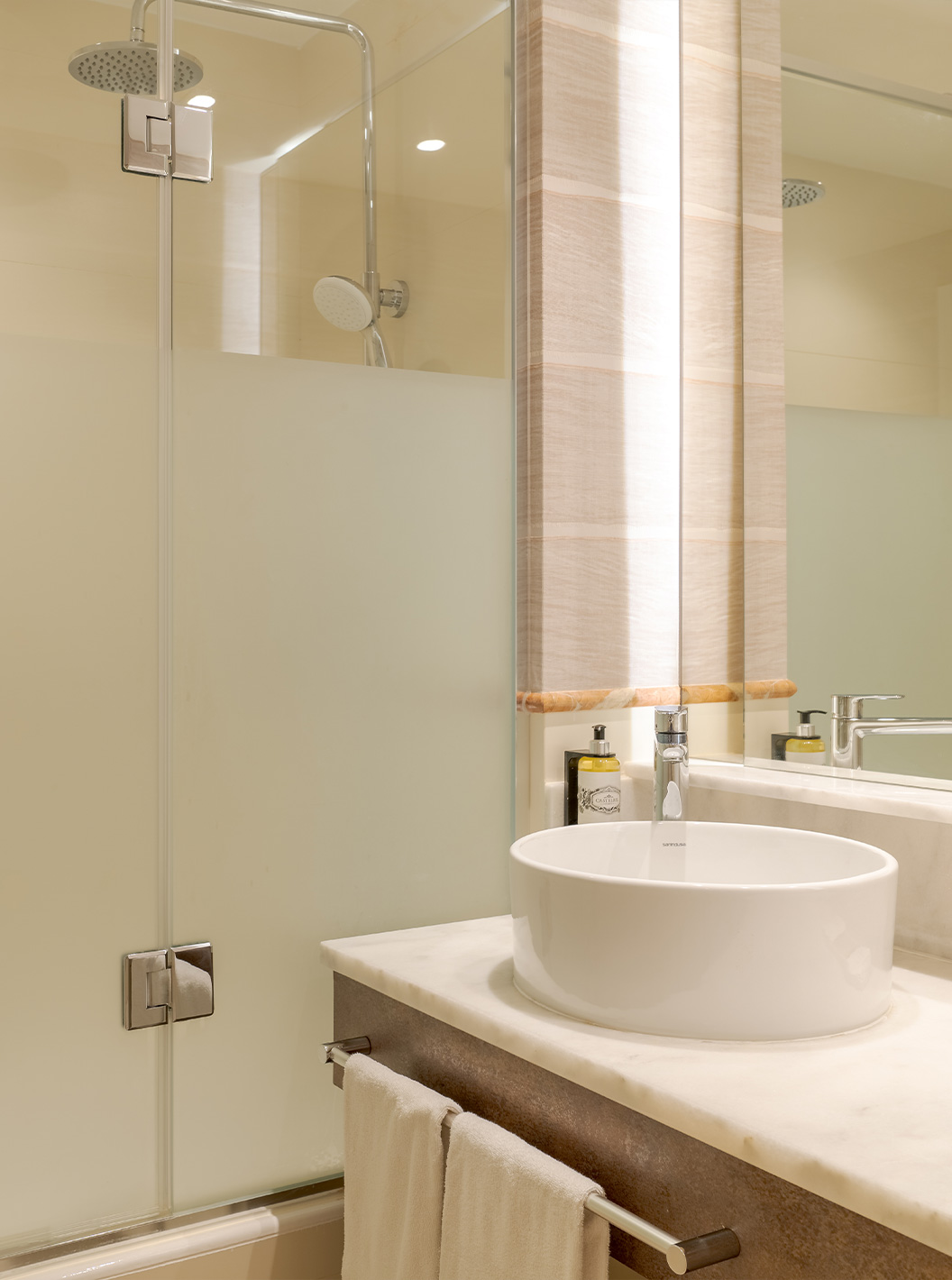 De Familiekamer van Pestana Blue Alvor Beach heeft badkamer met wastafel, spiegel, handdoeken en douche