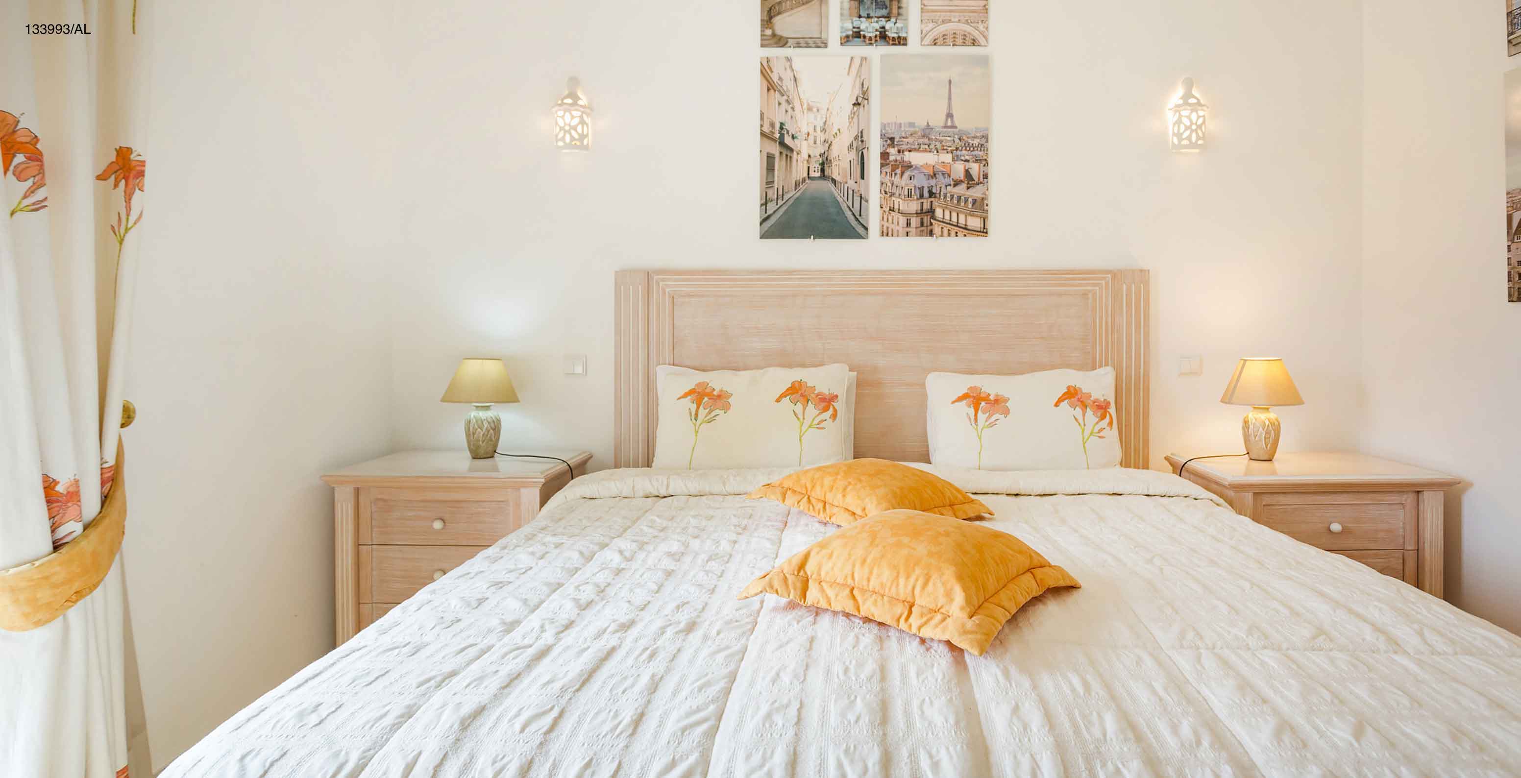 Het appartement Pestana Carvoeiro Golf T2 Superior heeft een slaapkamer met een tweepersoonsbed en twee nachtkastjes