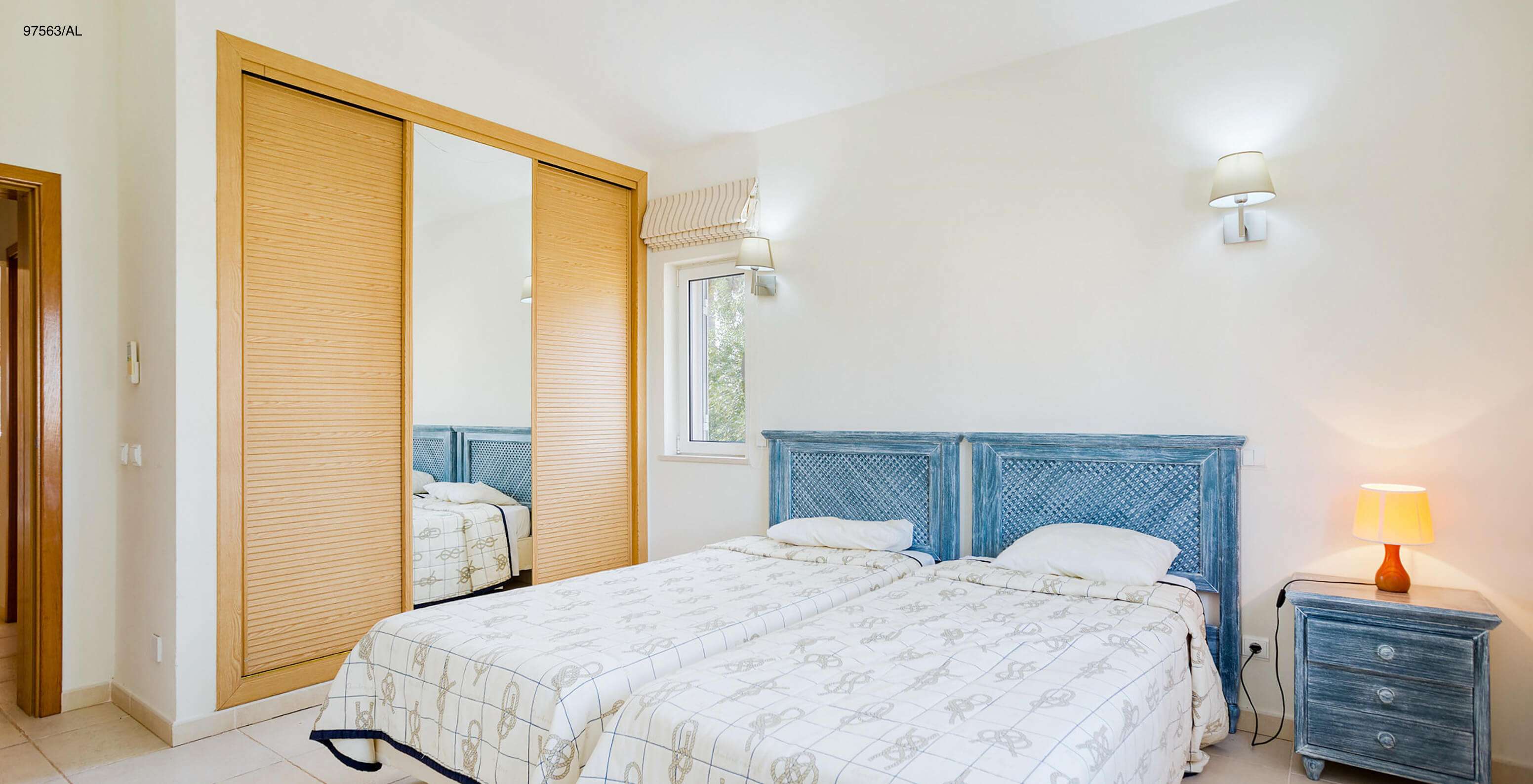 Het appartement Pestana Carvoeiro Golf T3 Superior heeft een slaapkamer met twee eenpersoonsbedden en een nachtkastje