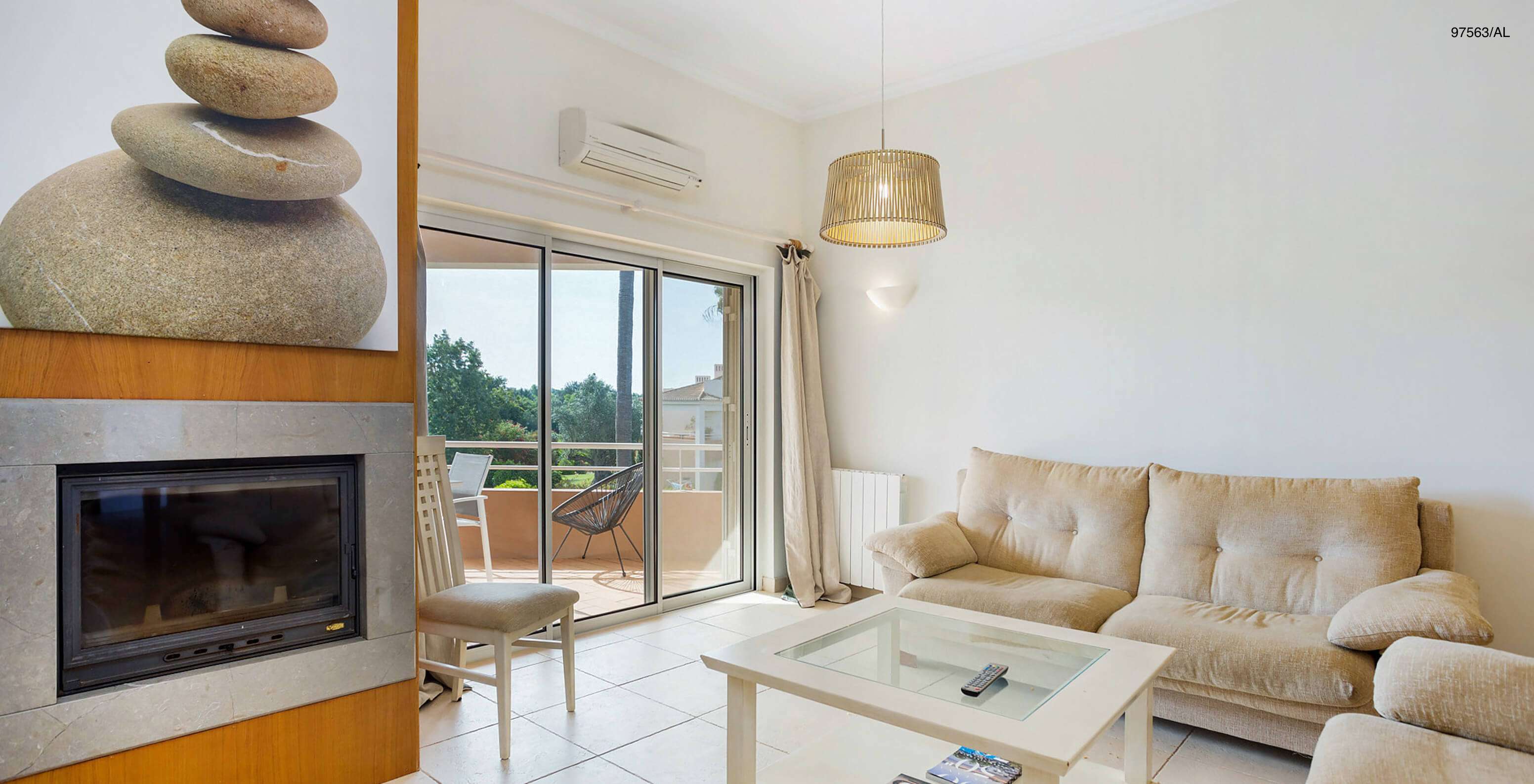 Het appartement Pestana Carvoeiro Golf T3 Superior heeft een woonkamer met een open haard, banken en een salontafel
