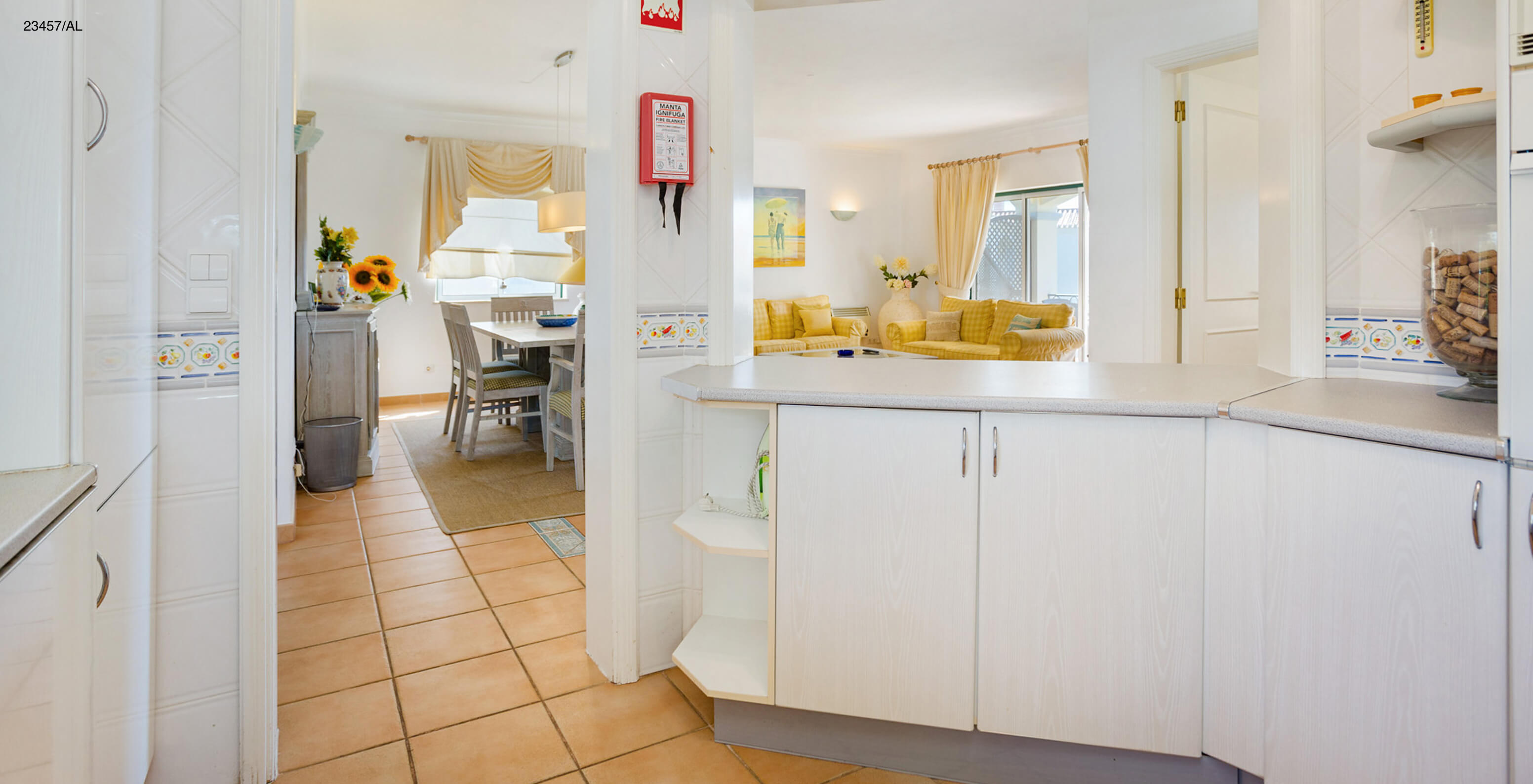 Het appartement Pestana Carvoeiro Golf T3 Standard heeft een keuken met witte kasten en een werkblad naar de woonkamer
