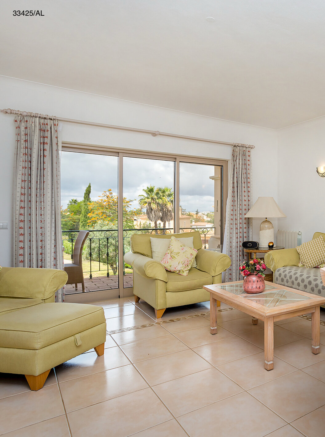 Het appartement Pestana Carvoeiro Golf T2 Standard heeft een woonkamer met groene banken en een ronde tafel