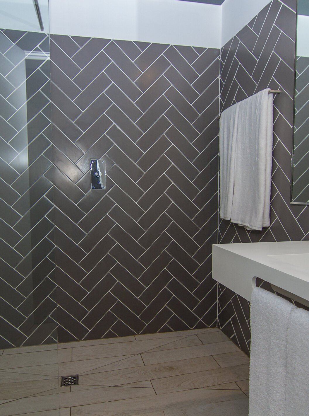 De Studio van Pestana Gramacho Residences heeft een badkamer met inloopdouche, wastafel, spiegel en handdoeken