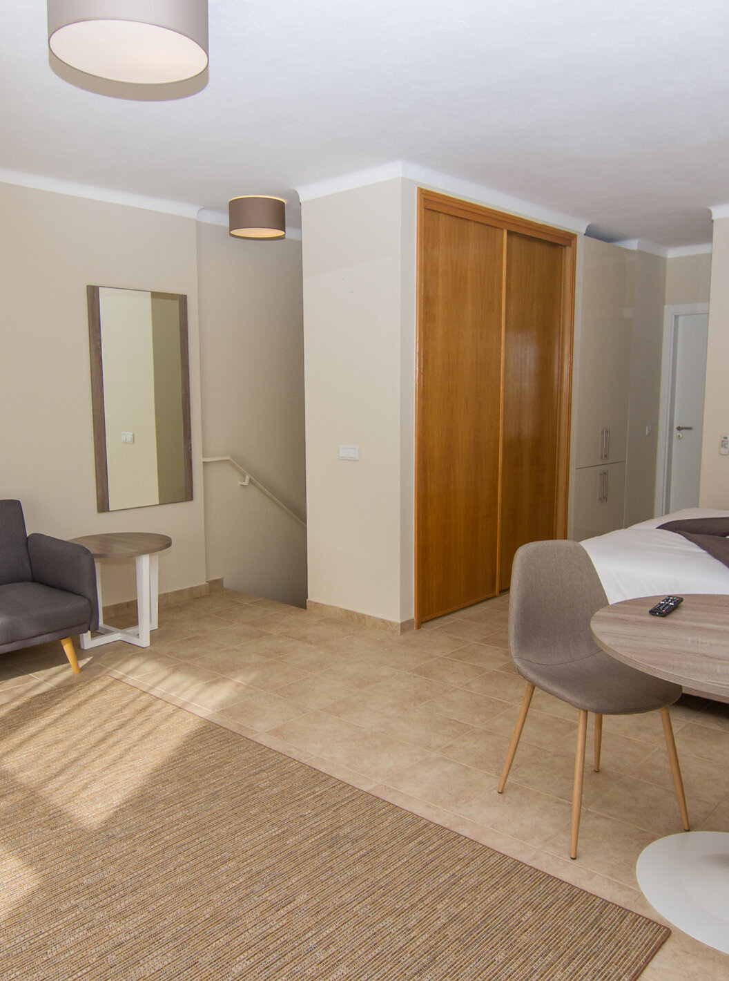 De Studio van Pestana Gramacho Residences heeft een grote bank, een tafel en een stoel, airconditioning en een wandkast