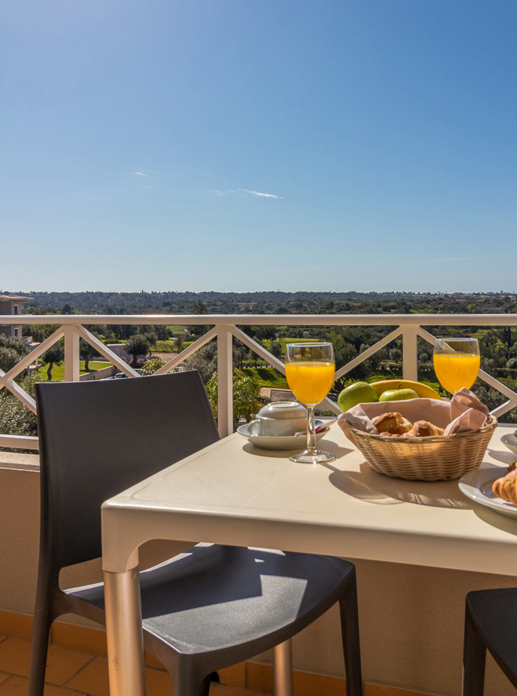 Het tweeslaapkamerappartement bij Pestana Gramacho heeft een buitentafel in een zonnige, groene sfeer