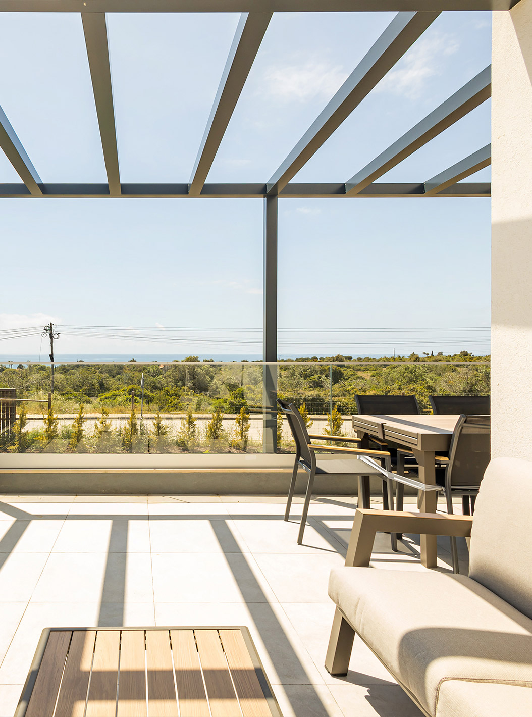 De Appartement met 3 slaapkamers op de begane grond - 4 volwassenen van Pestana Valley heeft een terras met een eettafel