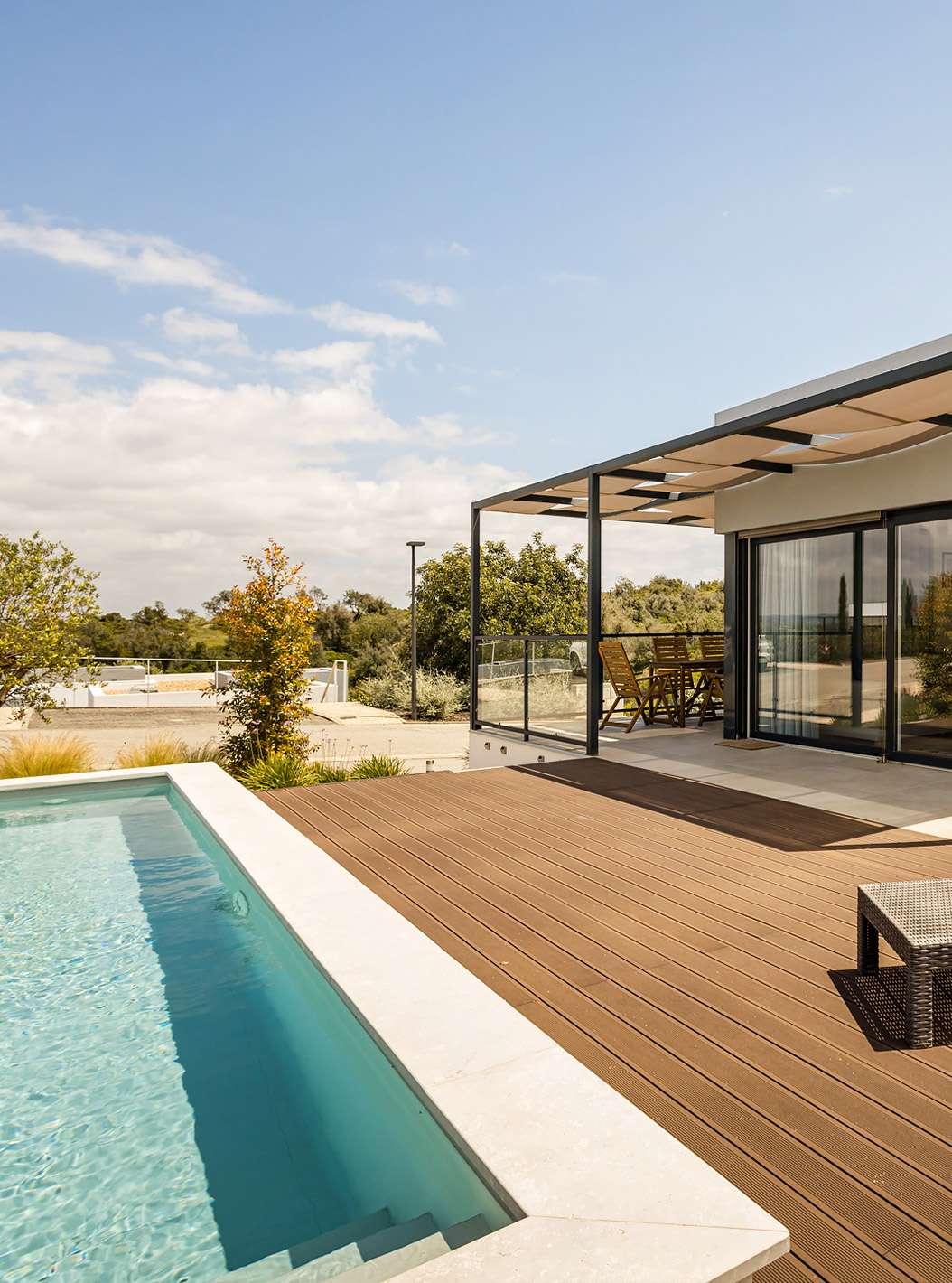 De Premium Villa 3 slaapkamers - 5 volwassenen van Pestana Valley heeft een bed met uitzicht naar buiten