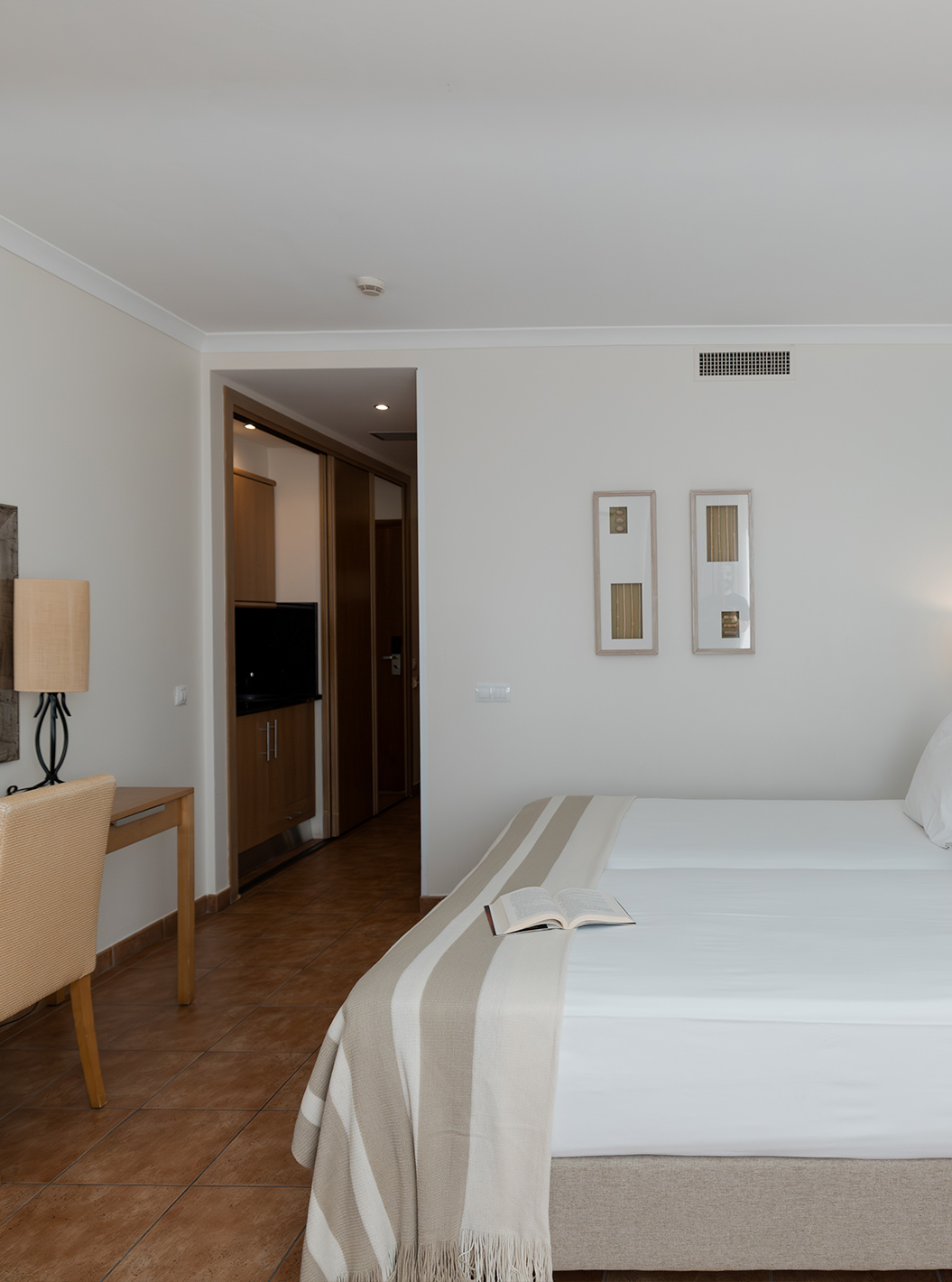 De Deluxe Zeezicht van Pestana Viking heeft twee bedden, nachtkastje en bureau met stoel