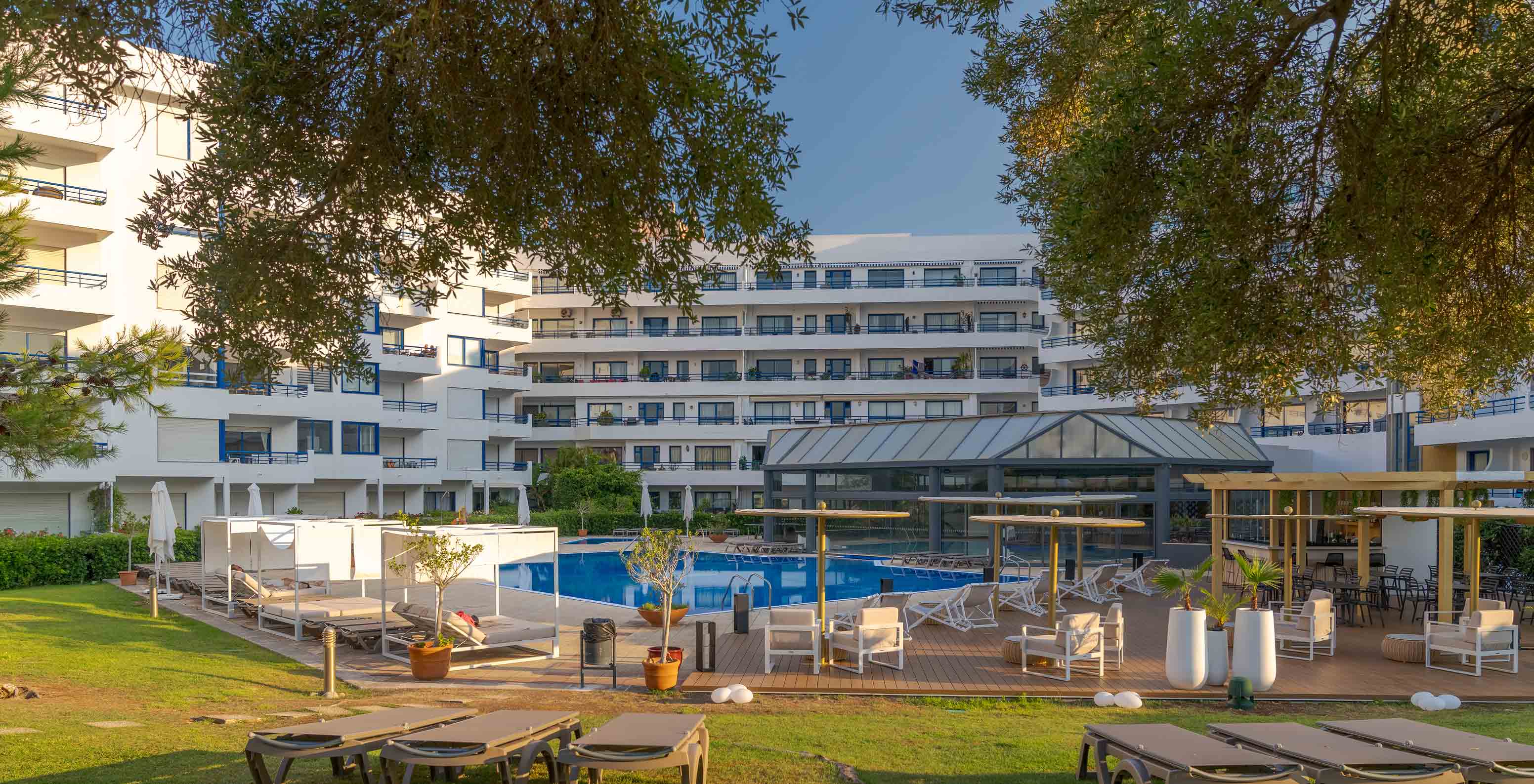 Pestana Cascais, een hotel aan zee met zwembad en spa, heeft ligstoelen in de tuin.