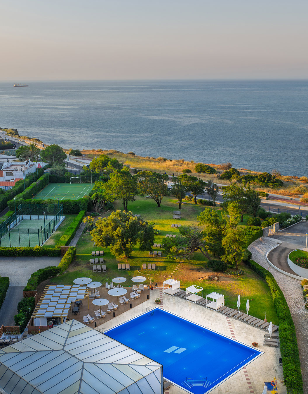 Luchtfoto van Pestana Cascais, een 4-sterrenhotel in Cascais, met buitenzwembad en zeezicht